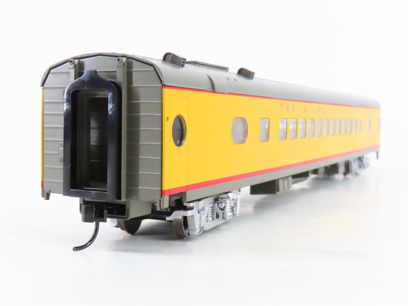 HO Scale Walthers 932-9281 MILW Milwaukee Road Hiawatha Scheme Coach Passenger