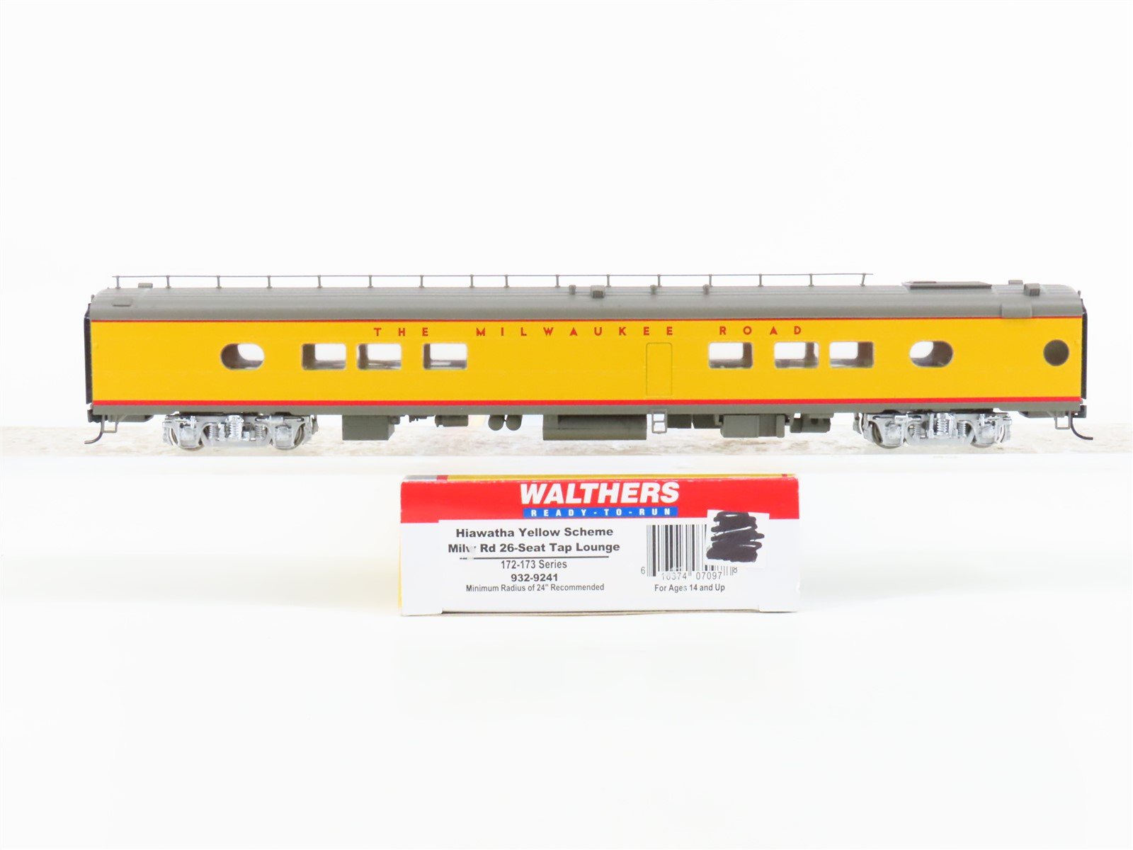 HO Walthers 932-9241 MILW Milwaukee Road Hiawatha Scheme Tap Lounge Passenger