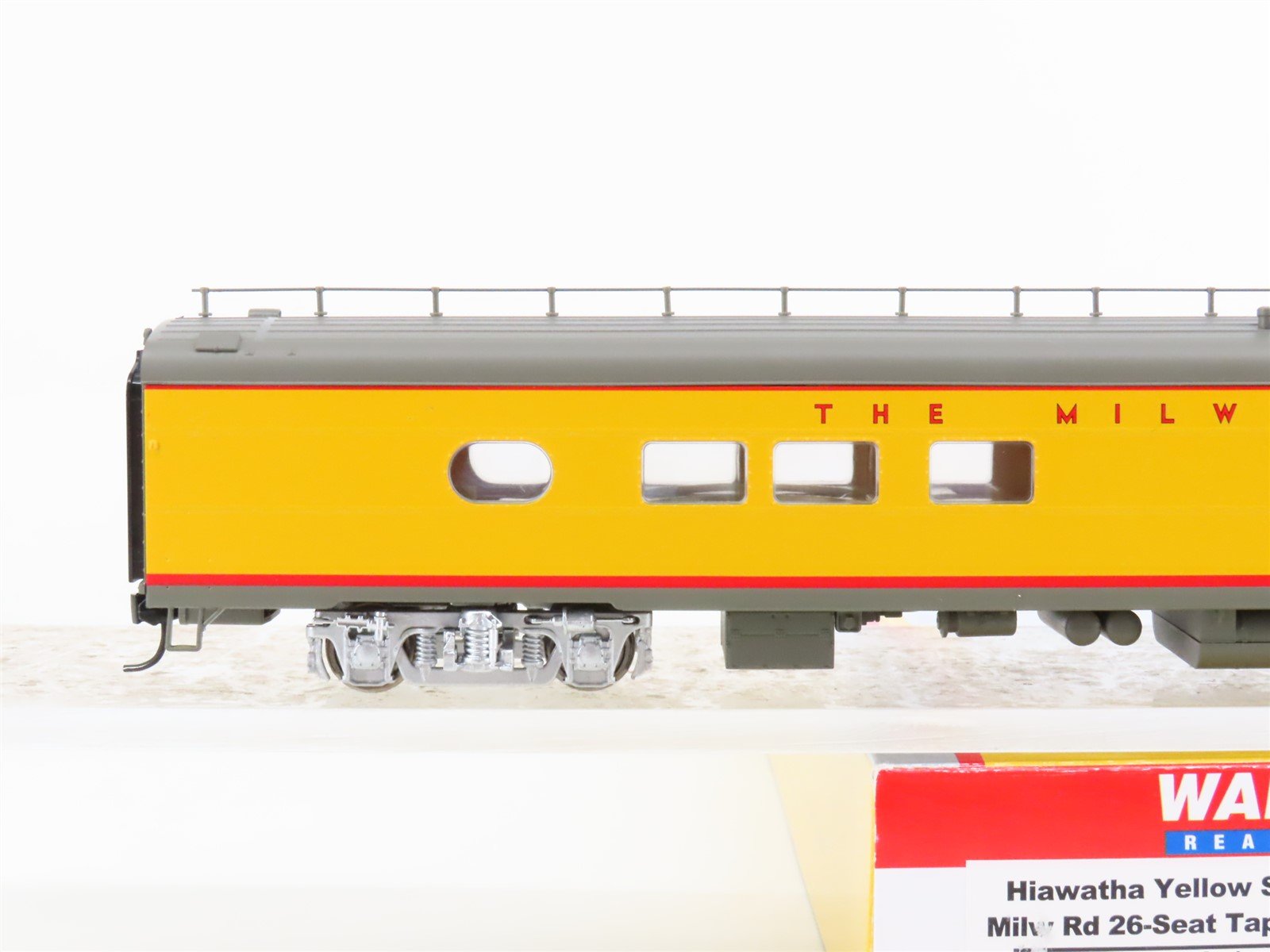 HO Walthers 932-9241 MILW Milwaukee Road Hiawatha Scheme Tap Lounge Passenger