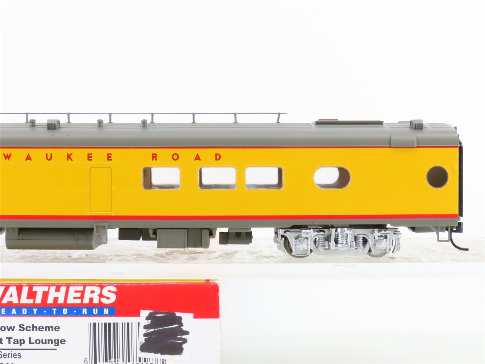 HO Walthers 932-9241 MILW Milwaukee Road Hiawatha Scheme Tap Lounge Passenger