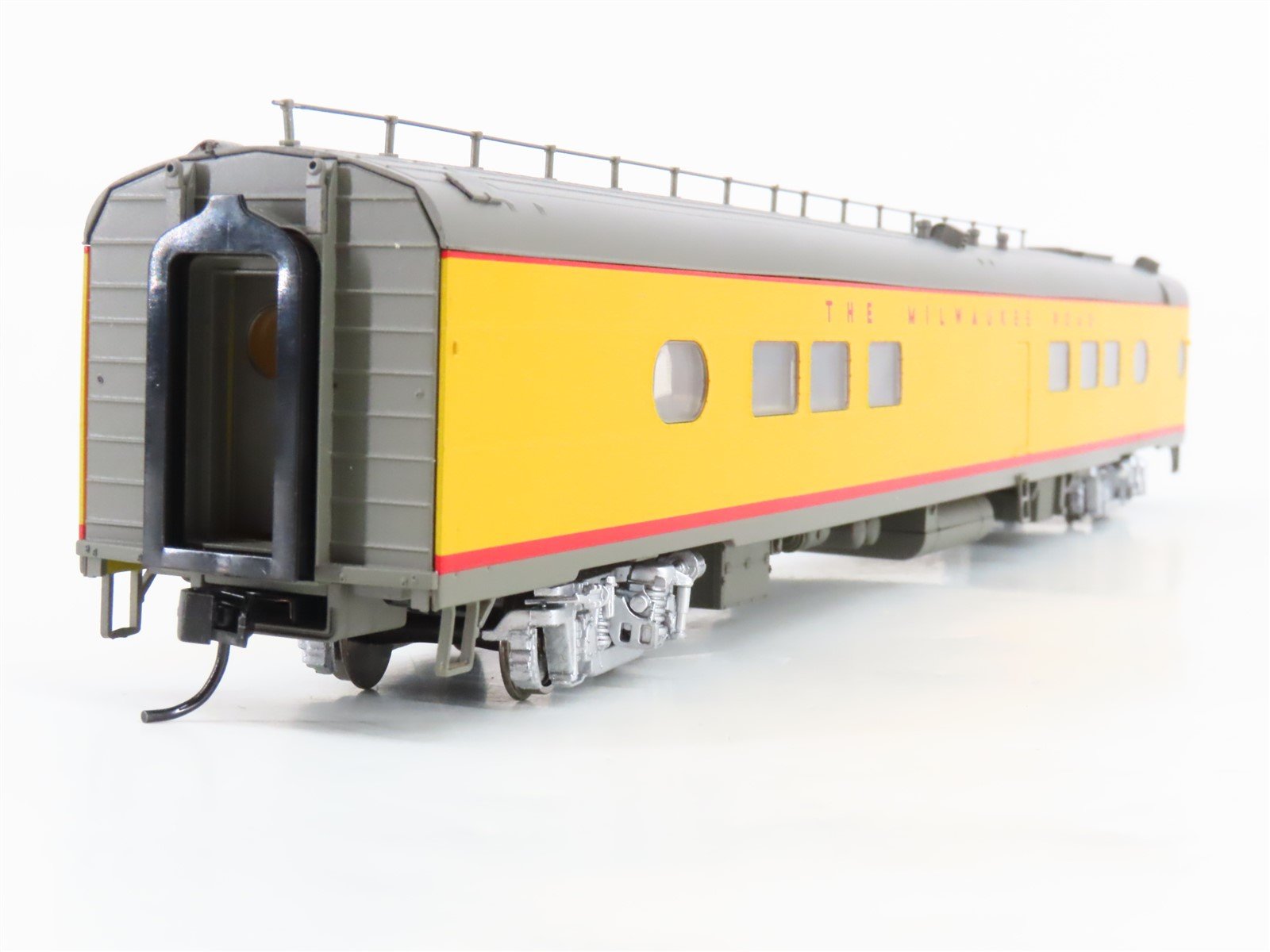 HO Walthers 932-9241 MILW Milwaukee Road Hiawatha Scheme Tap Lounge Passenger