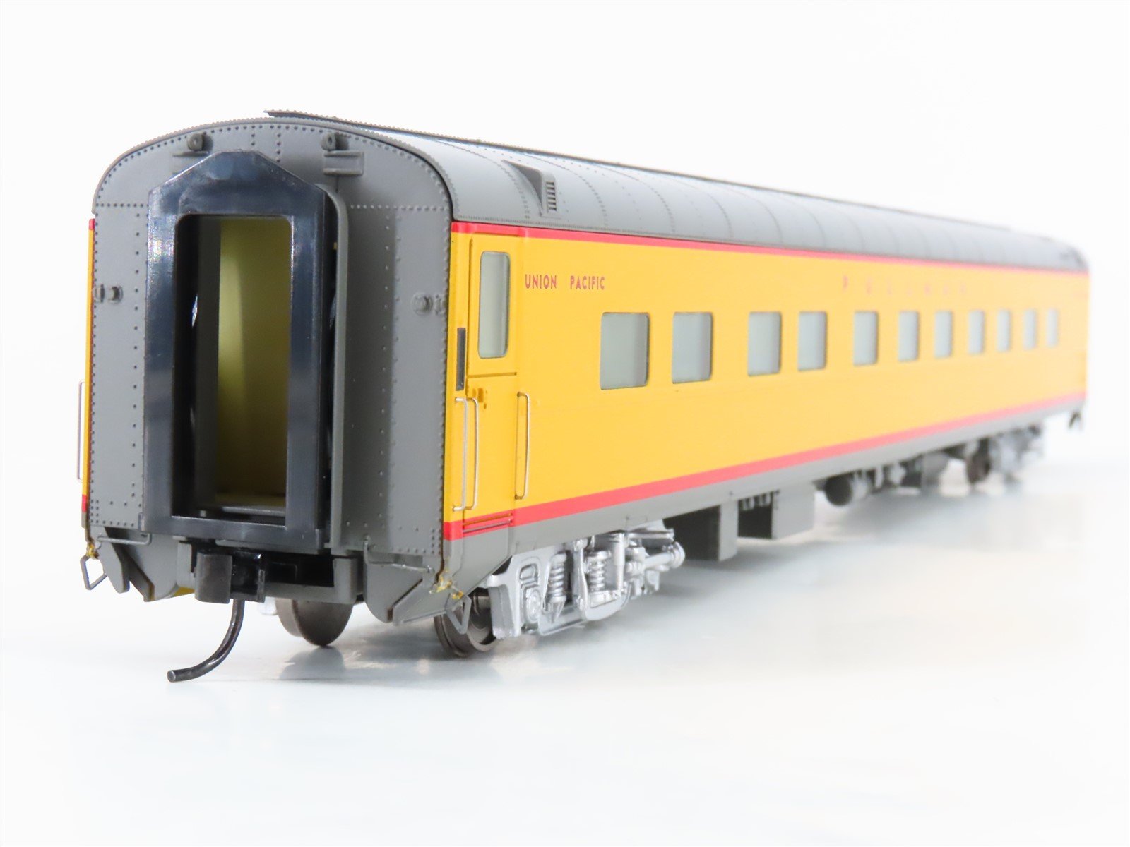 HO Scale Walthers 932-9500 UP Union Pacific Double Bedroom Sleeper Passenger