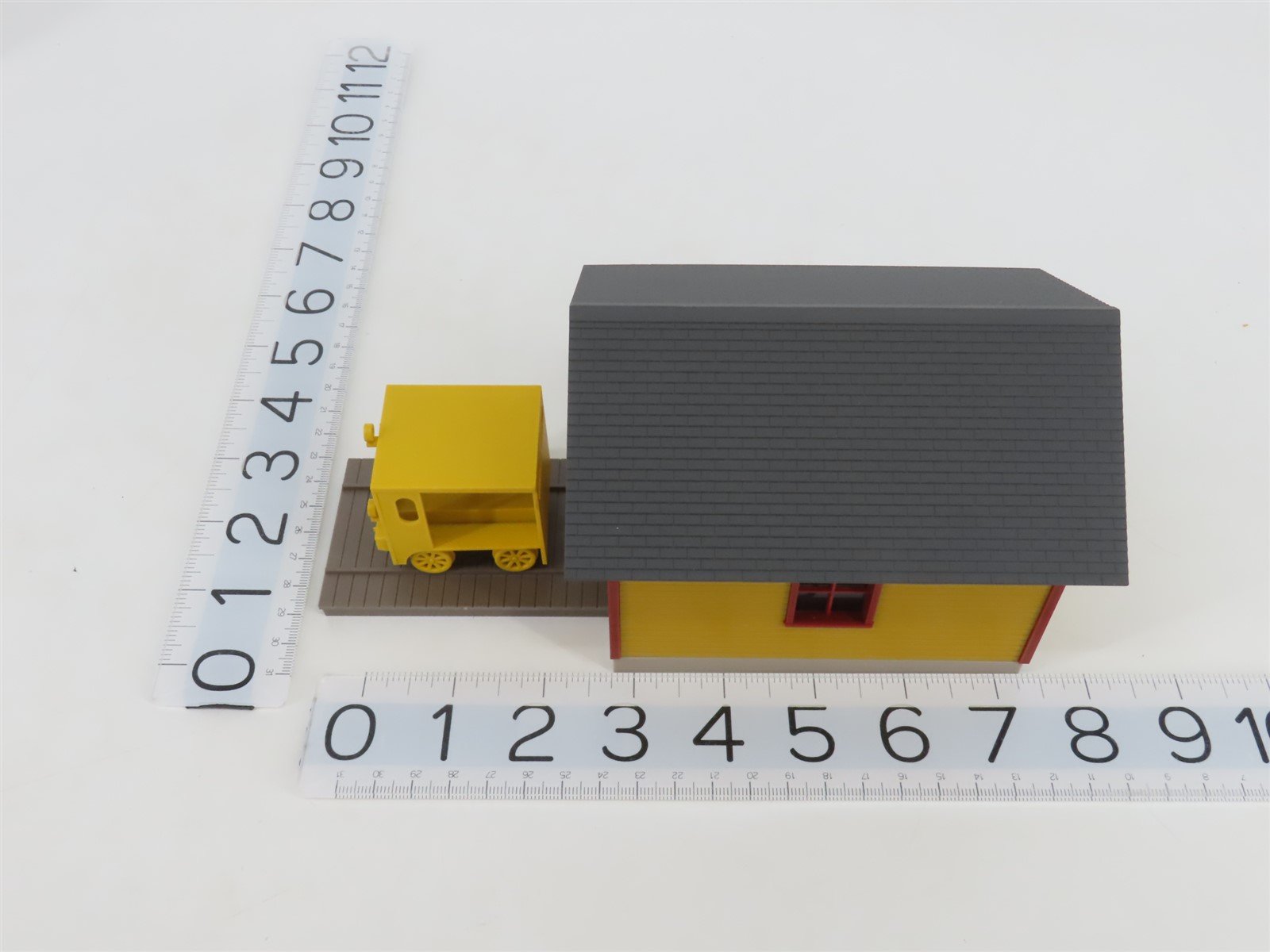 O/O27 Scale Walthers Cornerstone Built-ups 933-2701 Speeder Shed & Speeder