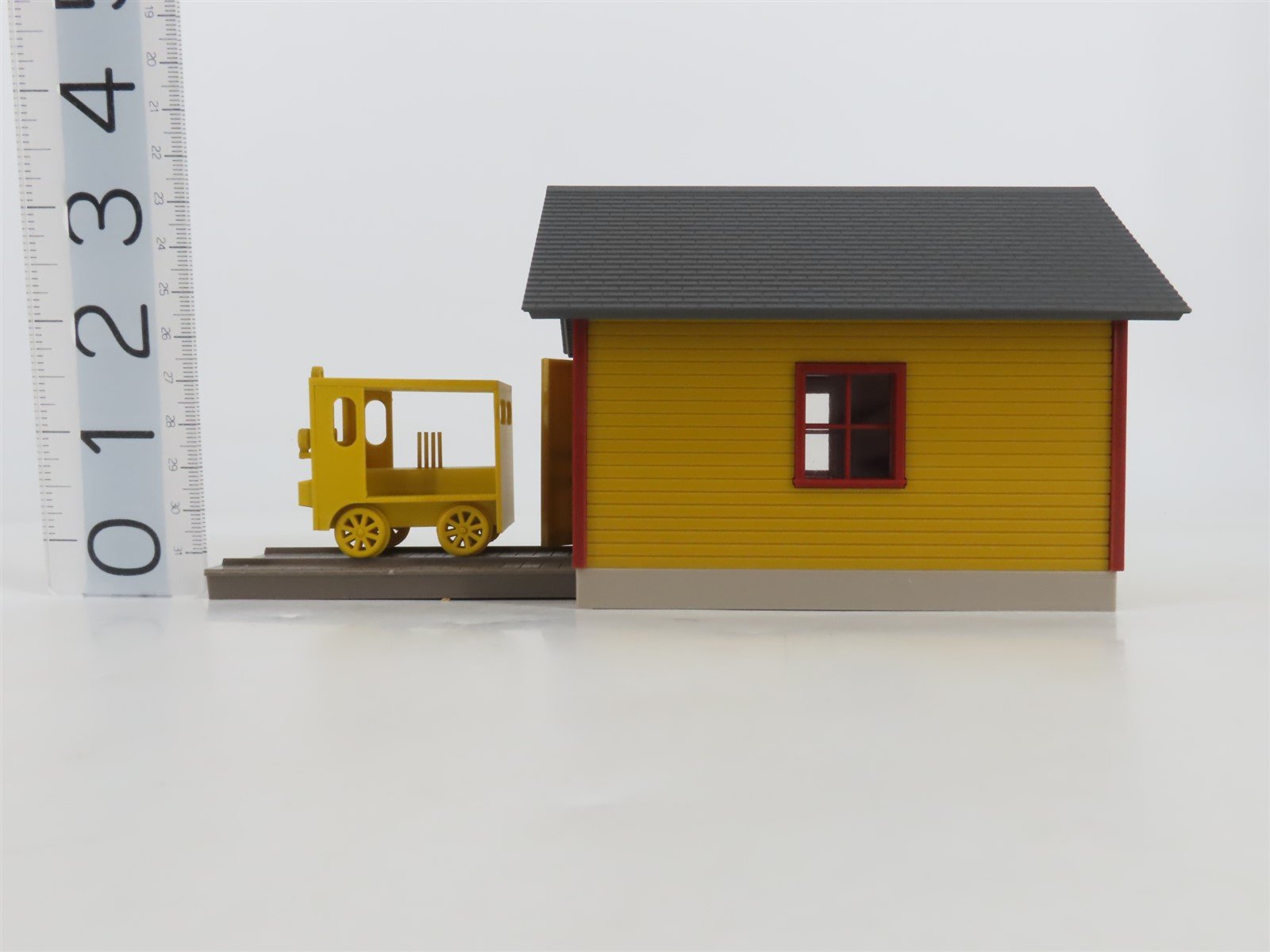 O/O27 Scale Walthers Cornerstone Built-ups 933-2701 Speeder Shed & Speeder