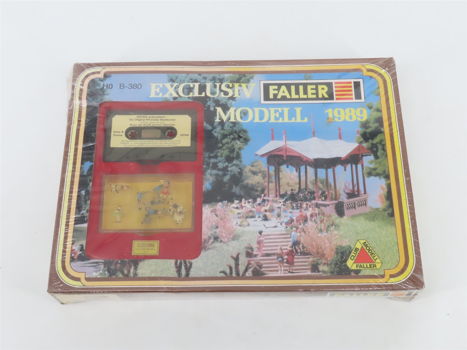 HO Scale Faller B-380 Eclusiv Modell 1989 Pavilion w/Figures & Music Tape SEALED