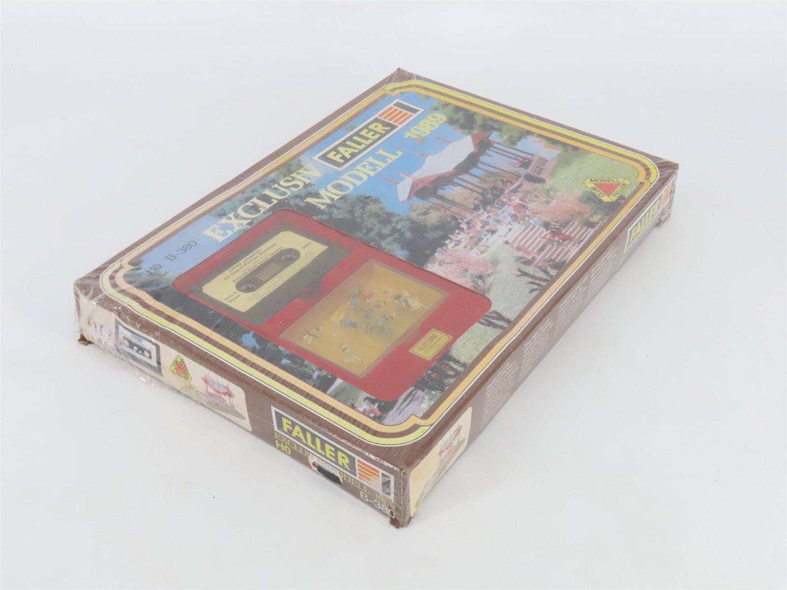 HO Scale Faller B-380 Eclusiv Modell 1989 Pavilion w/Figures & Music Tape SEALED