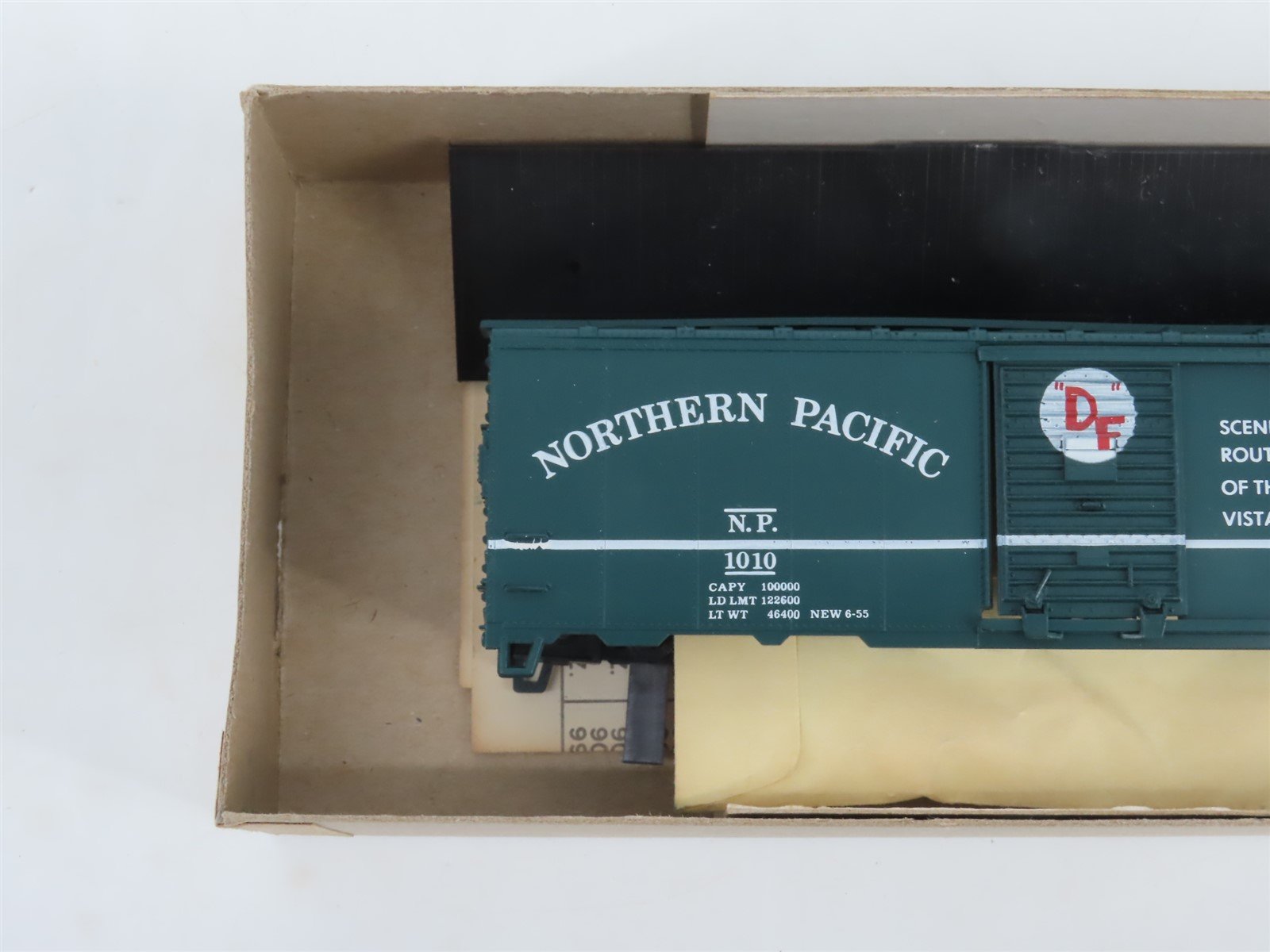 HO Scale Athearn Bev-Bel Kit #821 NP Northern Pacific 40' Box Car #1010