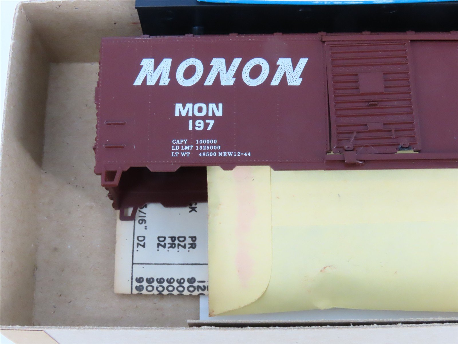 HO Scale Athearn Bev-Bel Kit #1057-1 MON Monon 40' Single Door Box Car #197