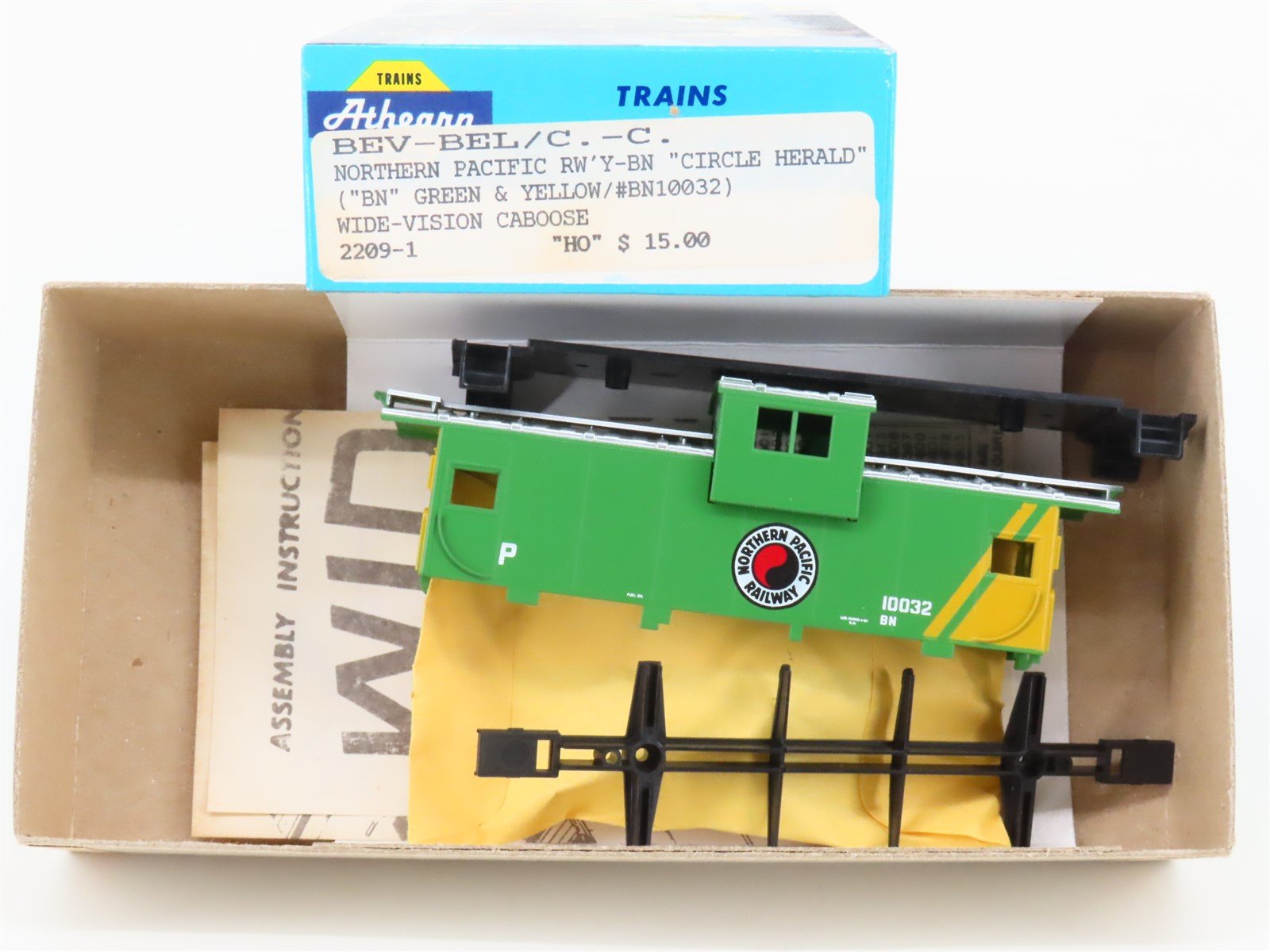 HO Athearn Bev-Bel Kit 2209-1 NP Northern Pacific Extended Vision Caboose #10032