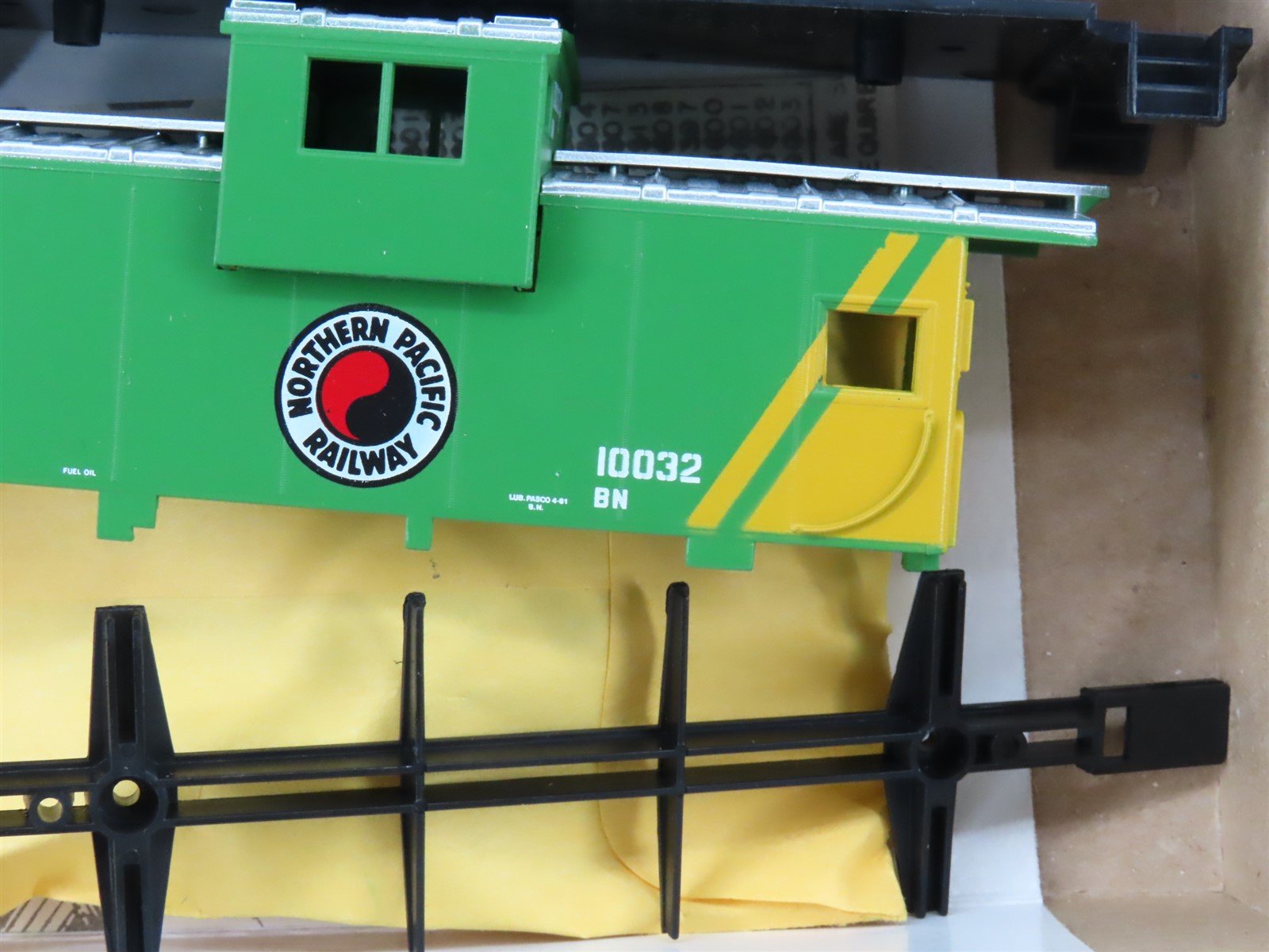 HO Athearn Bev-Bel Kit 2209-1 NP Northern Pacific Extended Vision Caboose #10032