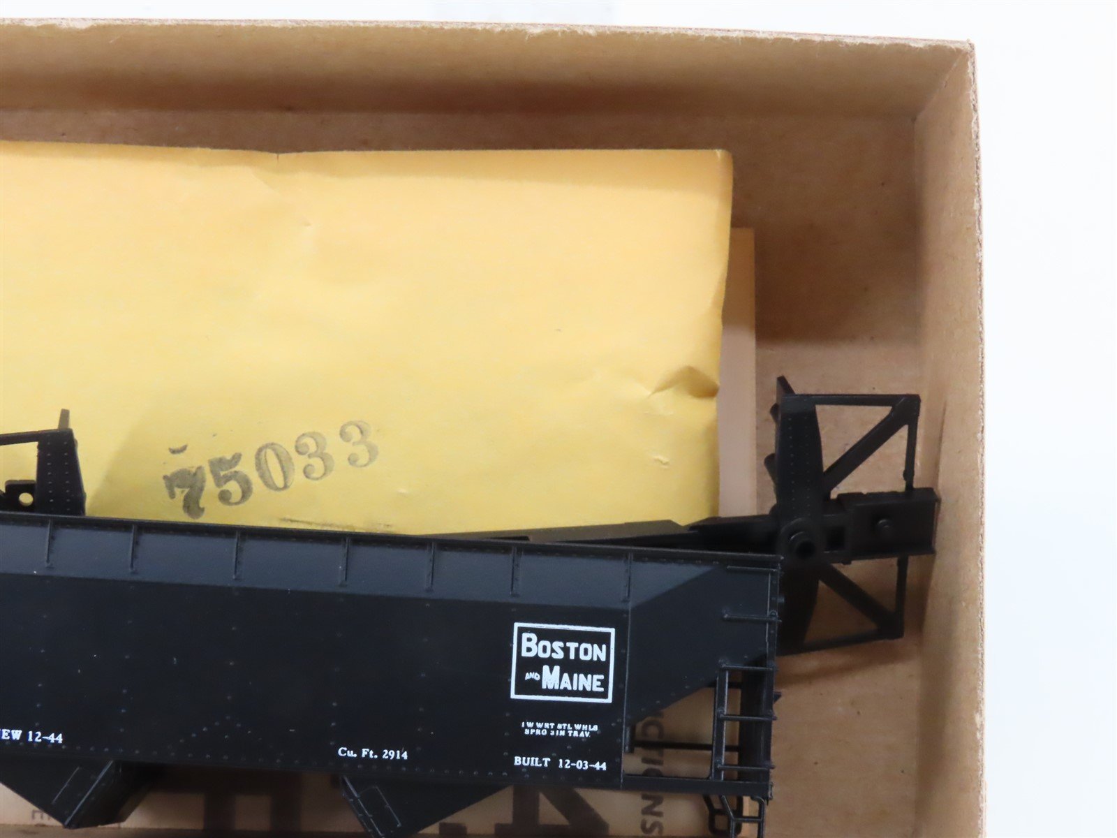 HO Scale Athearn Bev-Bel Kit 1312-1 B&M Boston & Maine 34' 2-Bay Hopper #6853