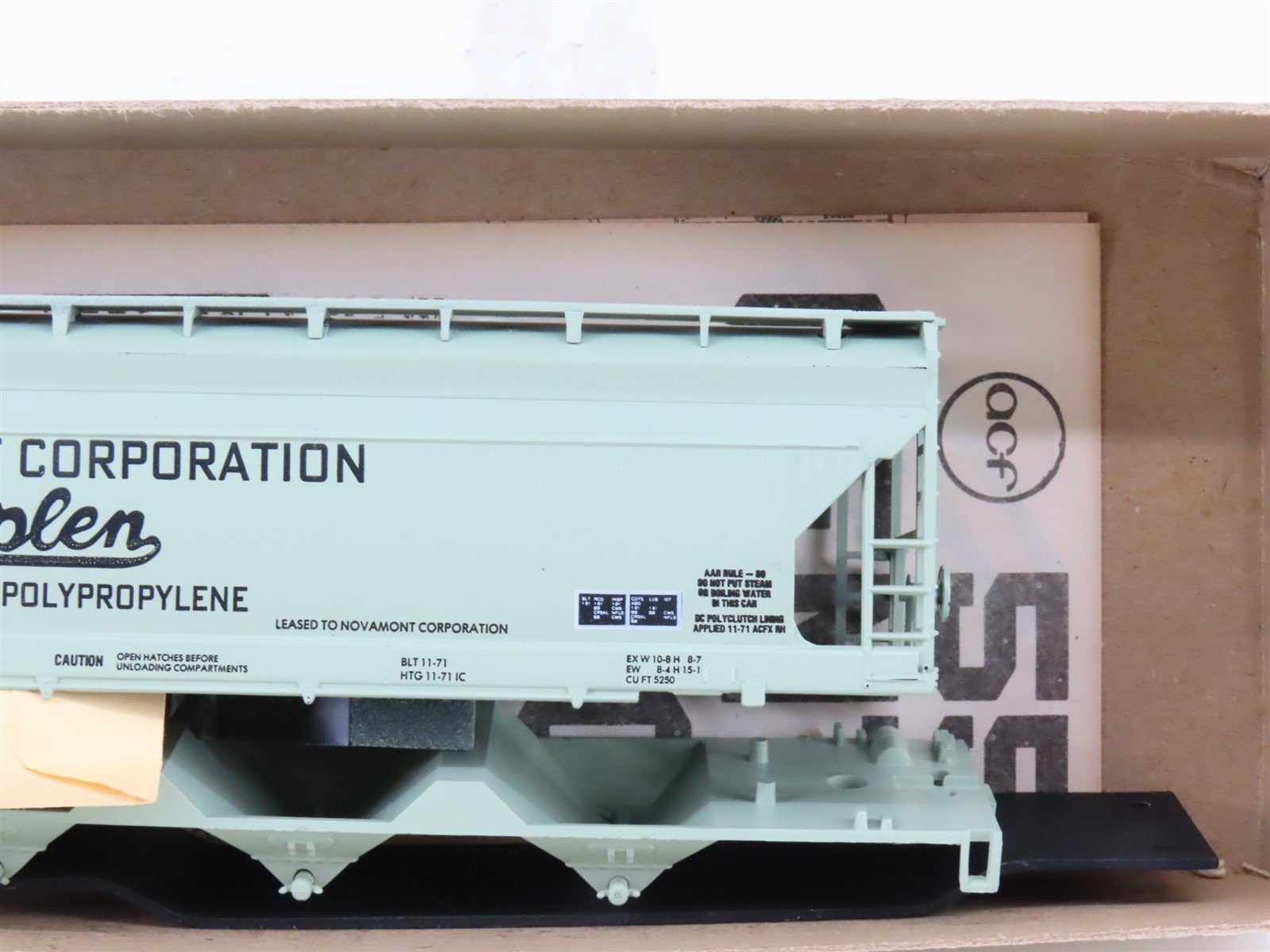 HO Athearn Bev-Bel Kit 349 ACFX Novamont 4-Bay Centerflow Covered Hopper #55705
