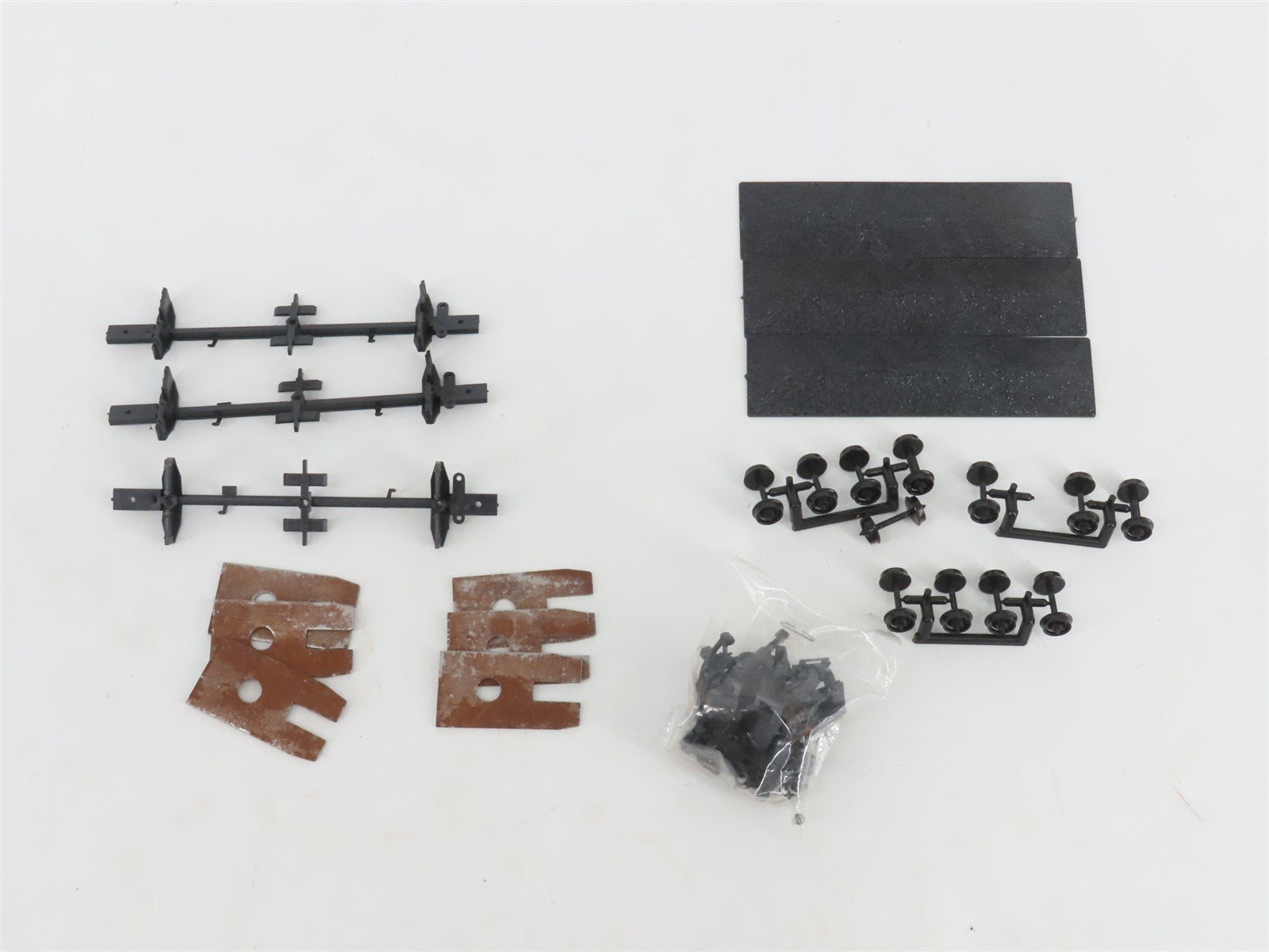 HO Scale Train Miniature Bev-Bel Kit #923 MEC Maine Central 2-Bay Hoppers 3-Pack