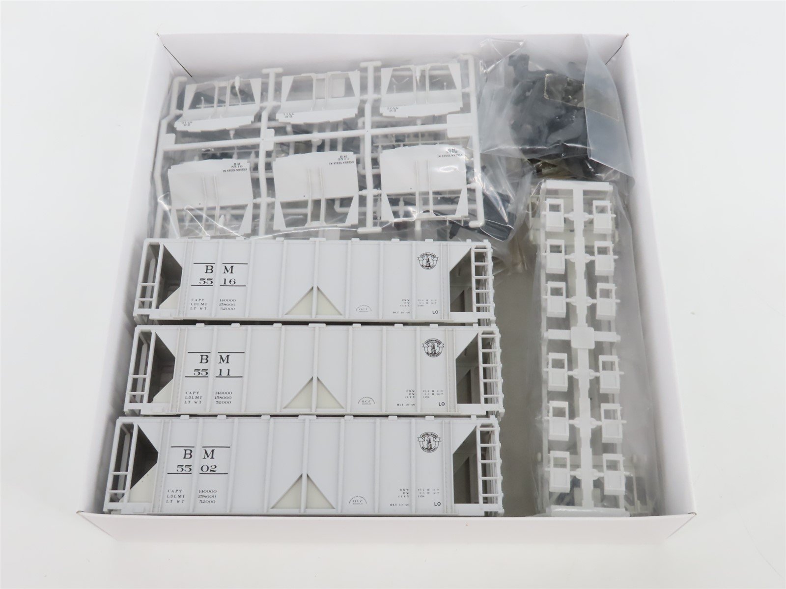 HO Scale KATO Kit 38-0201 BM Boston & Maine 2-Bay Covered Hoppers 3-Pack