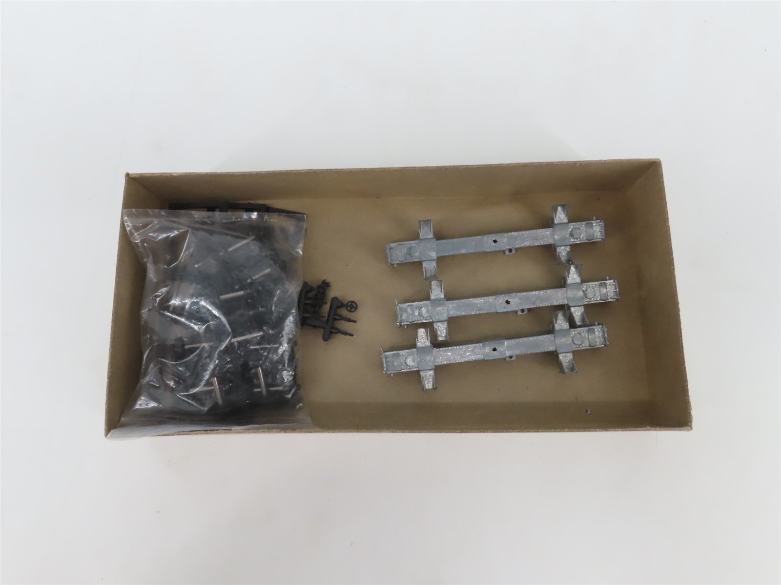 HO Scale Roundhouse 3 in 1 Kit 1500 Undecorated Old Timer 26' Log & Timber Cars