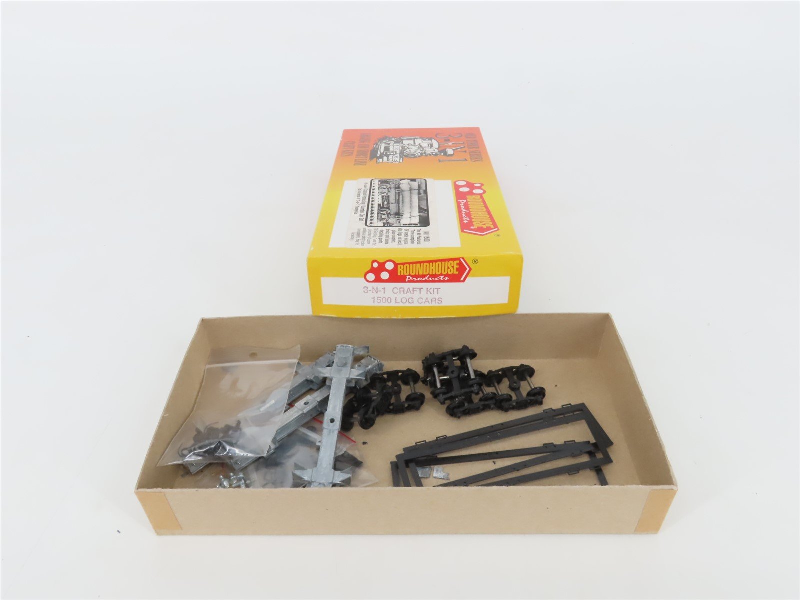 HO Scale Roundhouse 3 in 1 Kit 1500 Unpainted 26' Metal Log Cars