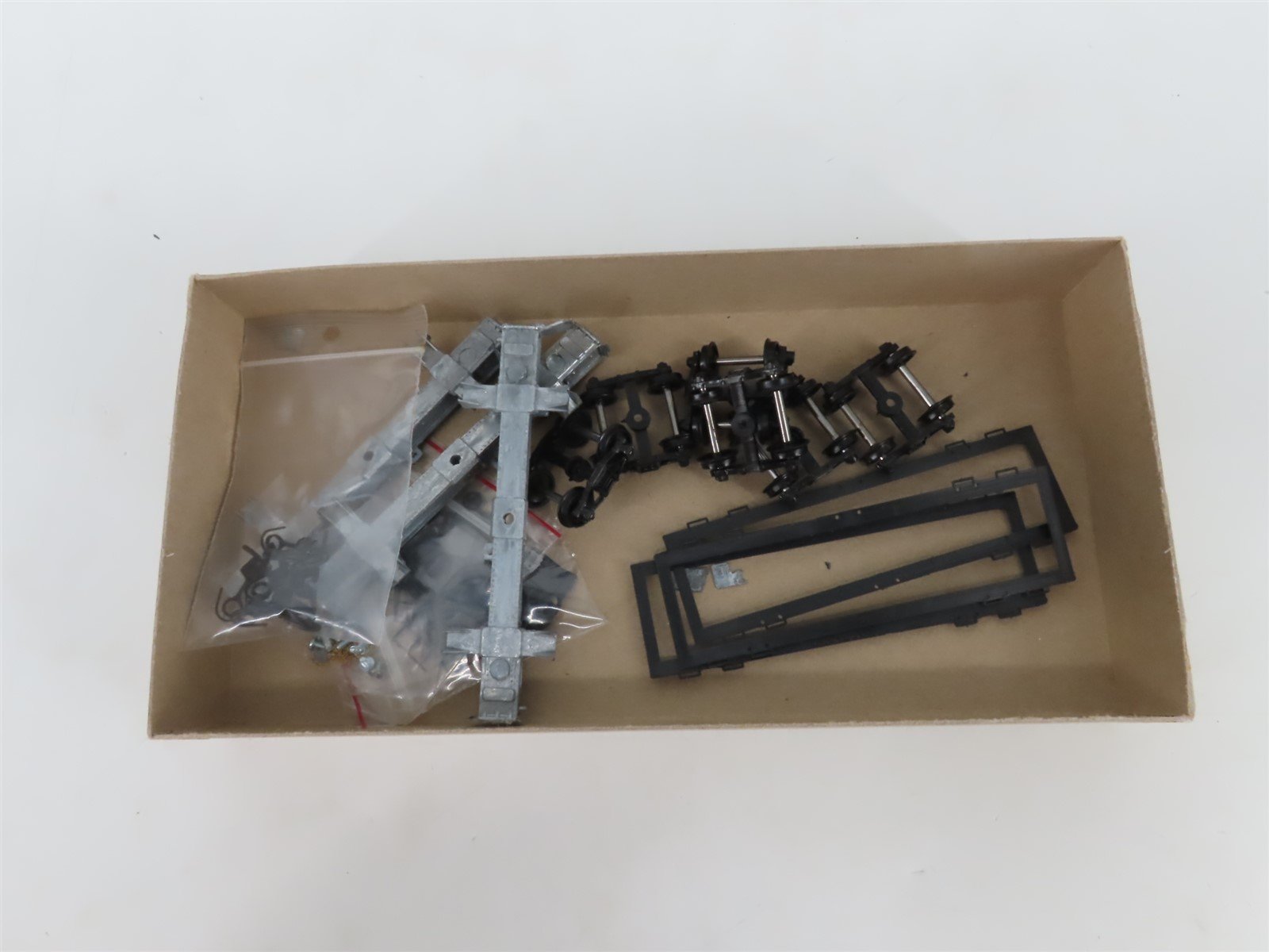 HO Scale Roundhouse 3 in 1 Kit 1500 Unpainted 26' Metal Log Cars