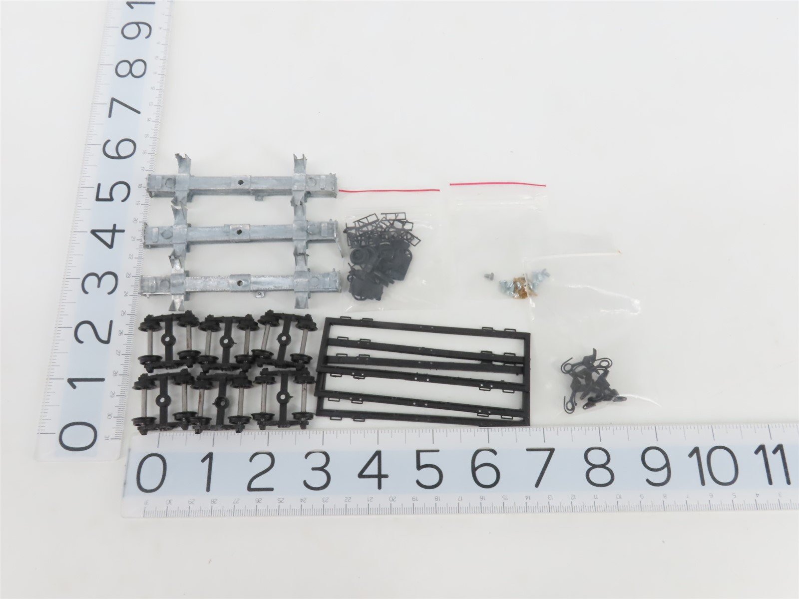 HO Scale Roundhouse 3 in 1 Kit 1500 Unpainted 26' Metal Log Cars