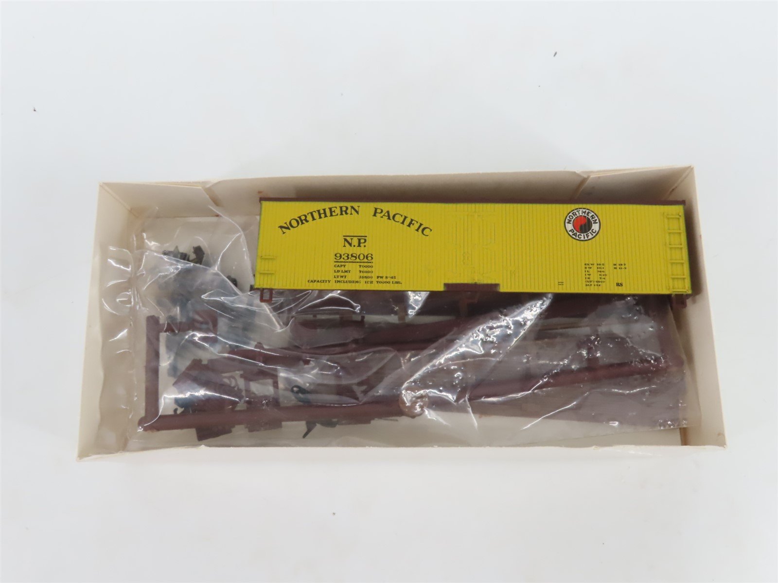 HO Scale Walthers Kit 932-2466 NP Northern Pacific Railroad 40' Reefer #93806