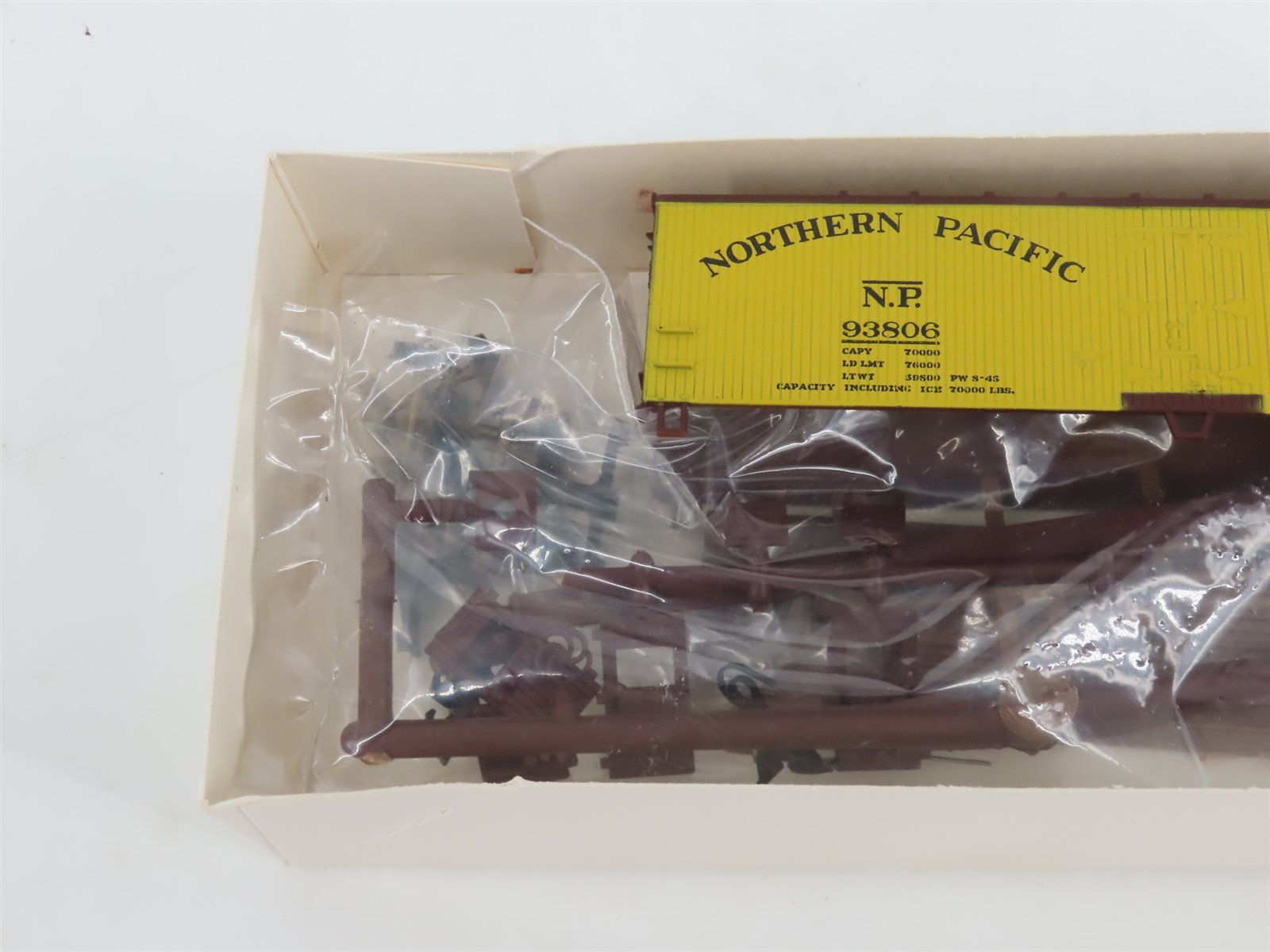 HO Scale Walthers Kit 932-2466 NP Northern Pacific Railroad 40' Reefer #93806