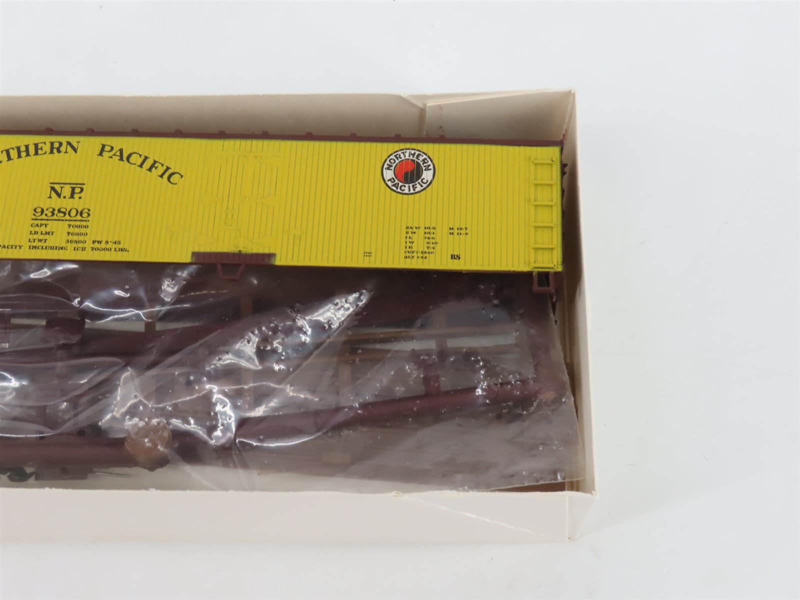 HO Scale Walthers Kit 932-2466 NP Northern Pacific Railroad 40' Reefer #93806