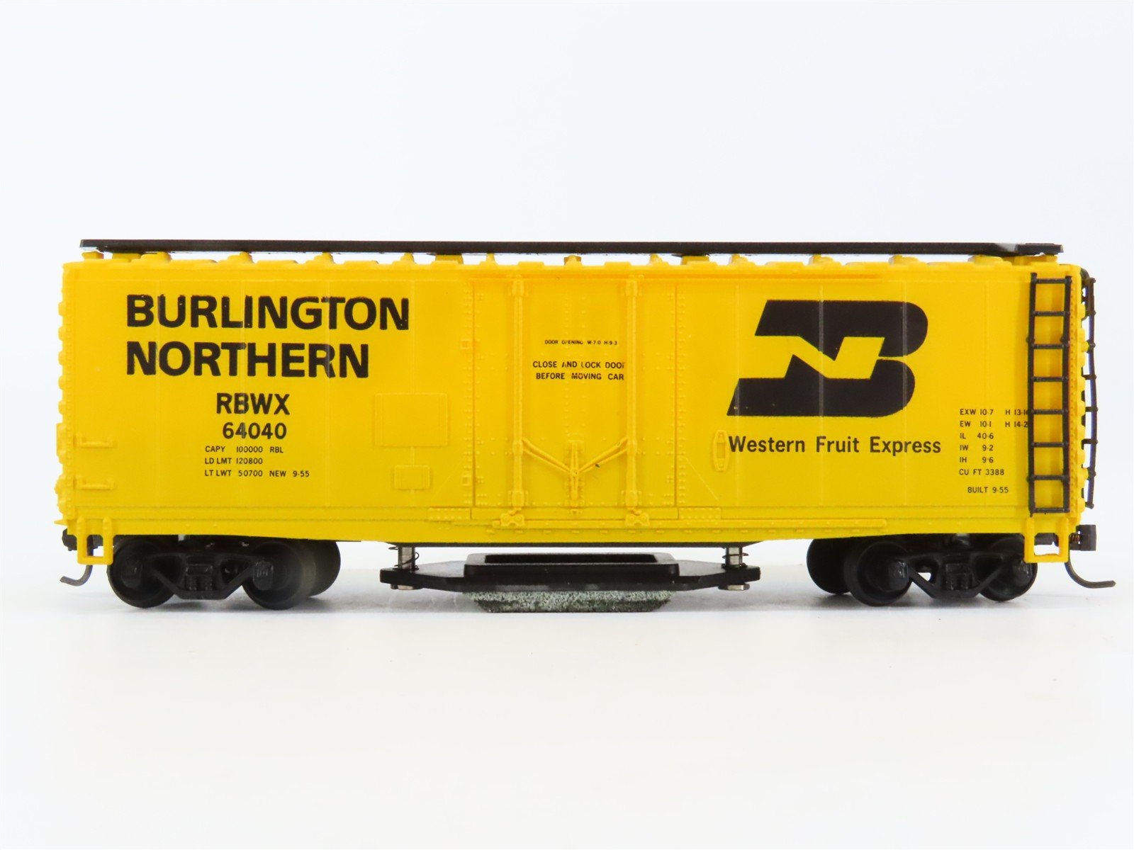 HO Scale Roco 47900 RBWX Burlington Northern 40' Box Car Rail Cleaner #64040