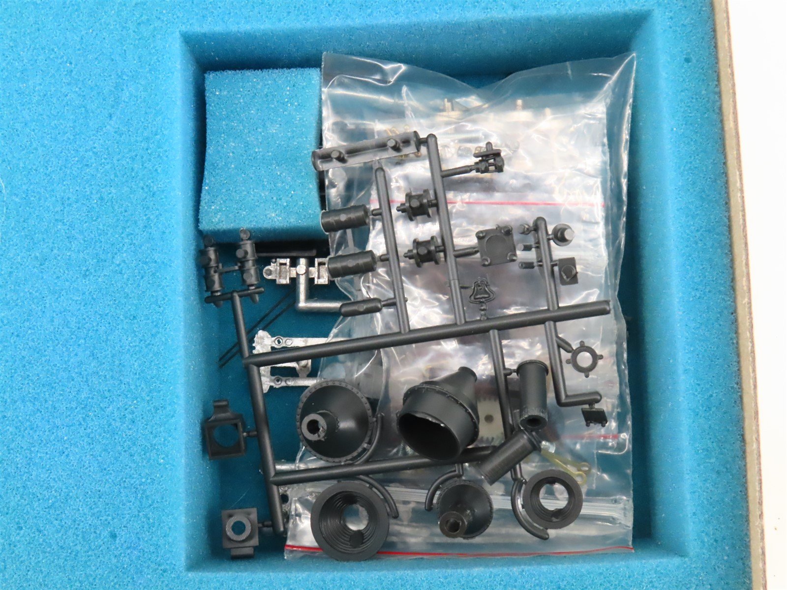 HOn3 Scale Roundhouse 472 Unlettered Outside Frame 2-8-0 Steam Locomotive Kit