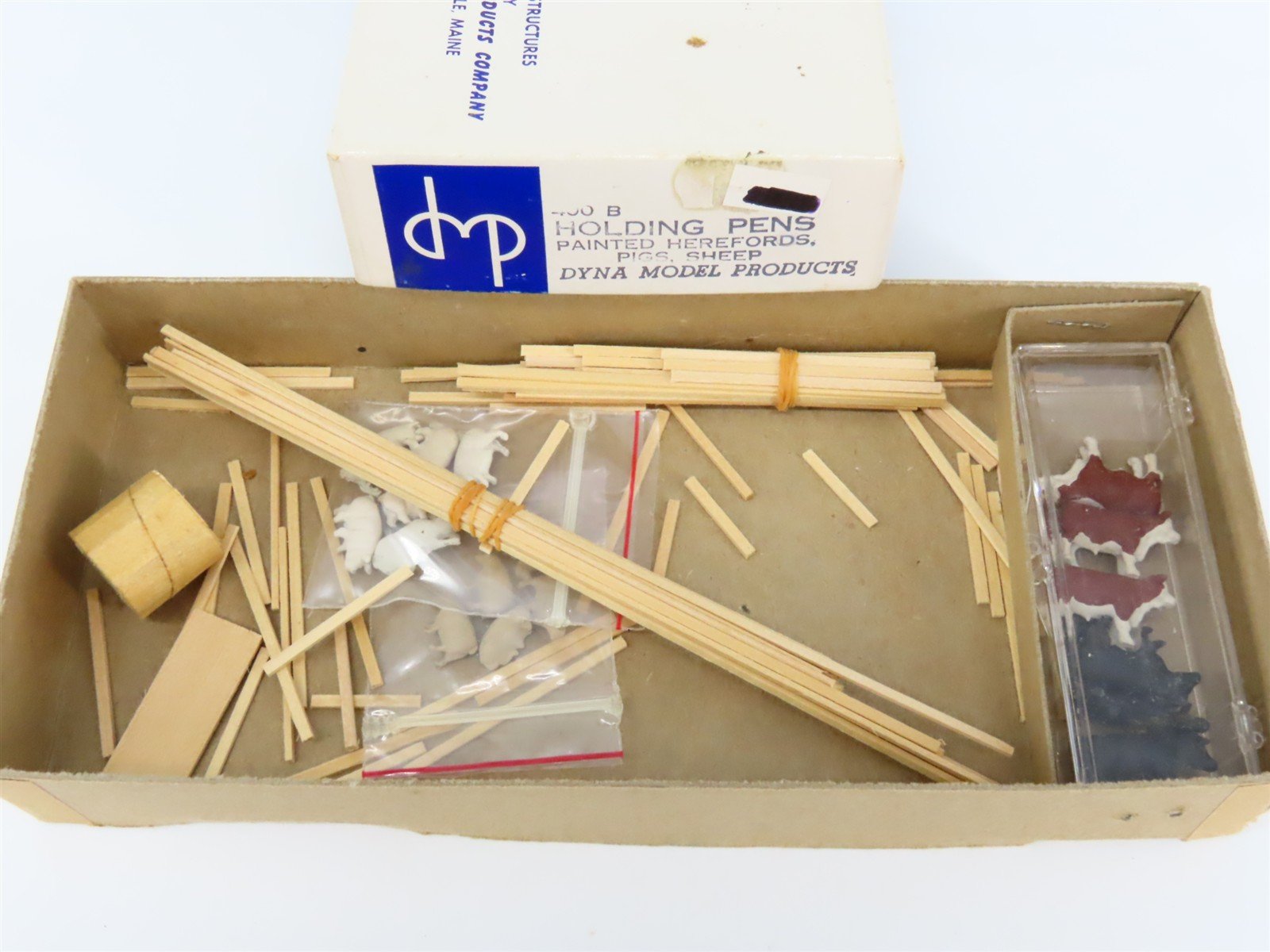 HO 1/87 Scale DMP Dyna-Model Products Kit 400B Holding Pens w/ Farm Animals