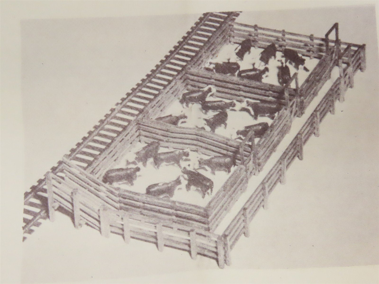 HO 1/87 Scale DMP Dyna-Model Products Kit 400B Holding Pens w/ Farm Animals