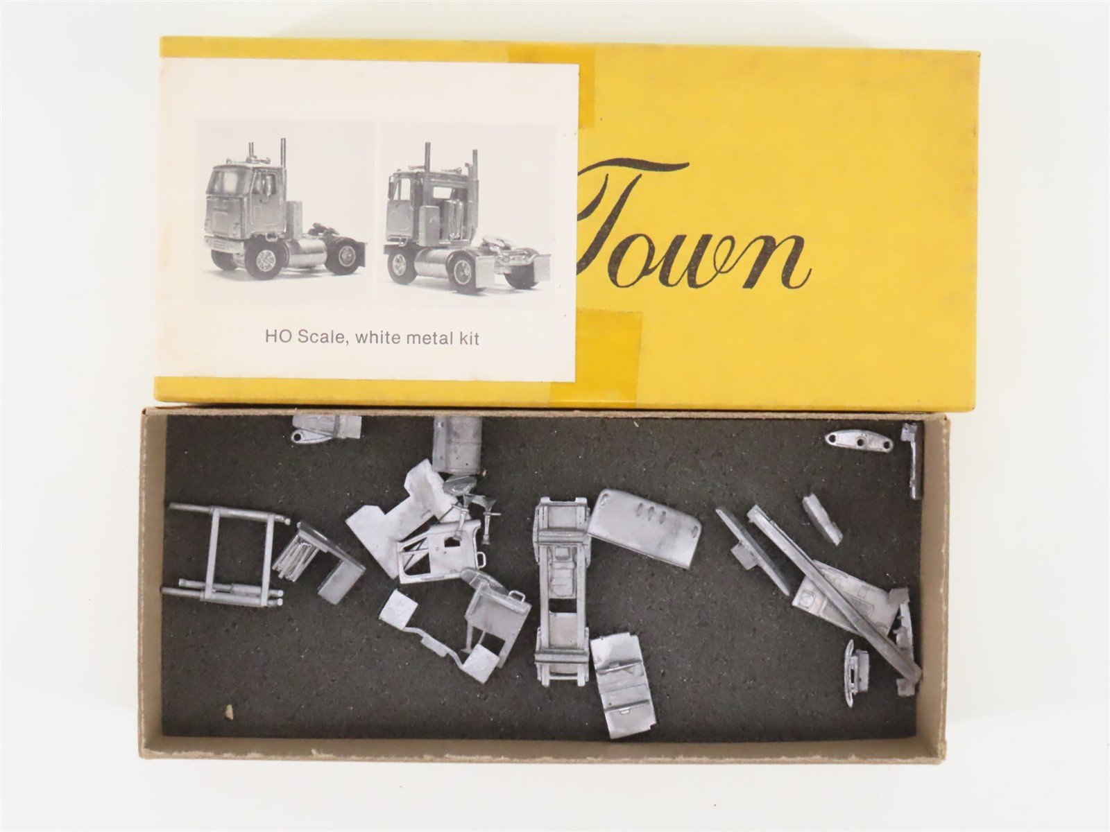 HO Scale Lee Town 432-3025 Die-Cast GMC "Astro" Short Cab Tractor Truck Kit