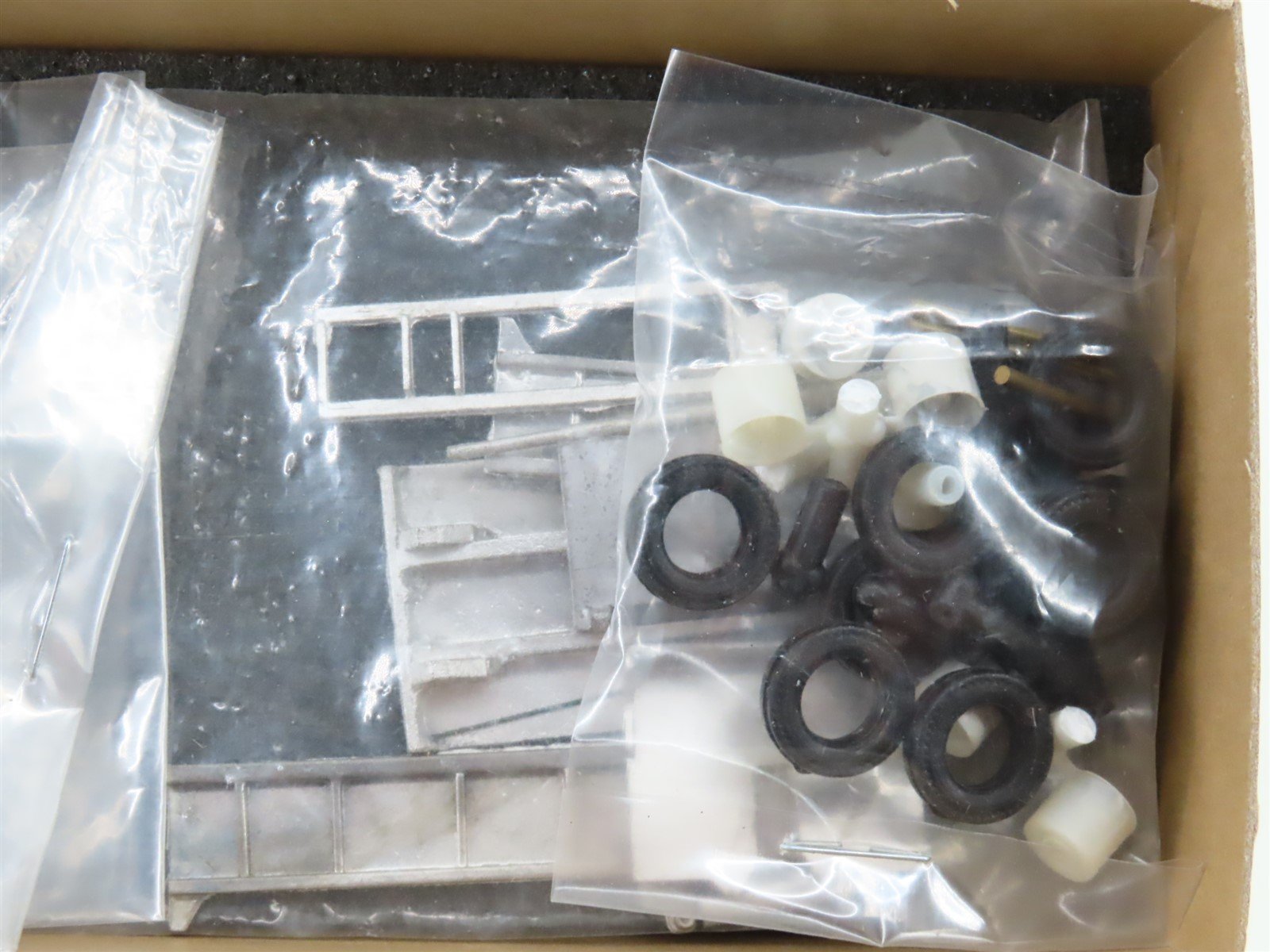 HO Scale Alloy Forms AF-3049 Die-Cast MACK B-61 Universal Tractor & Chassis Kit