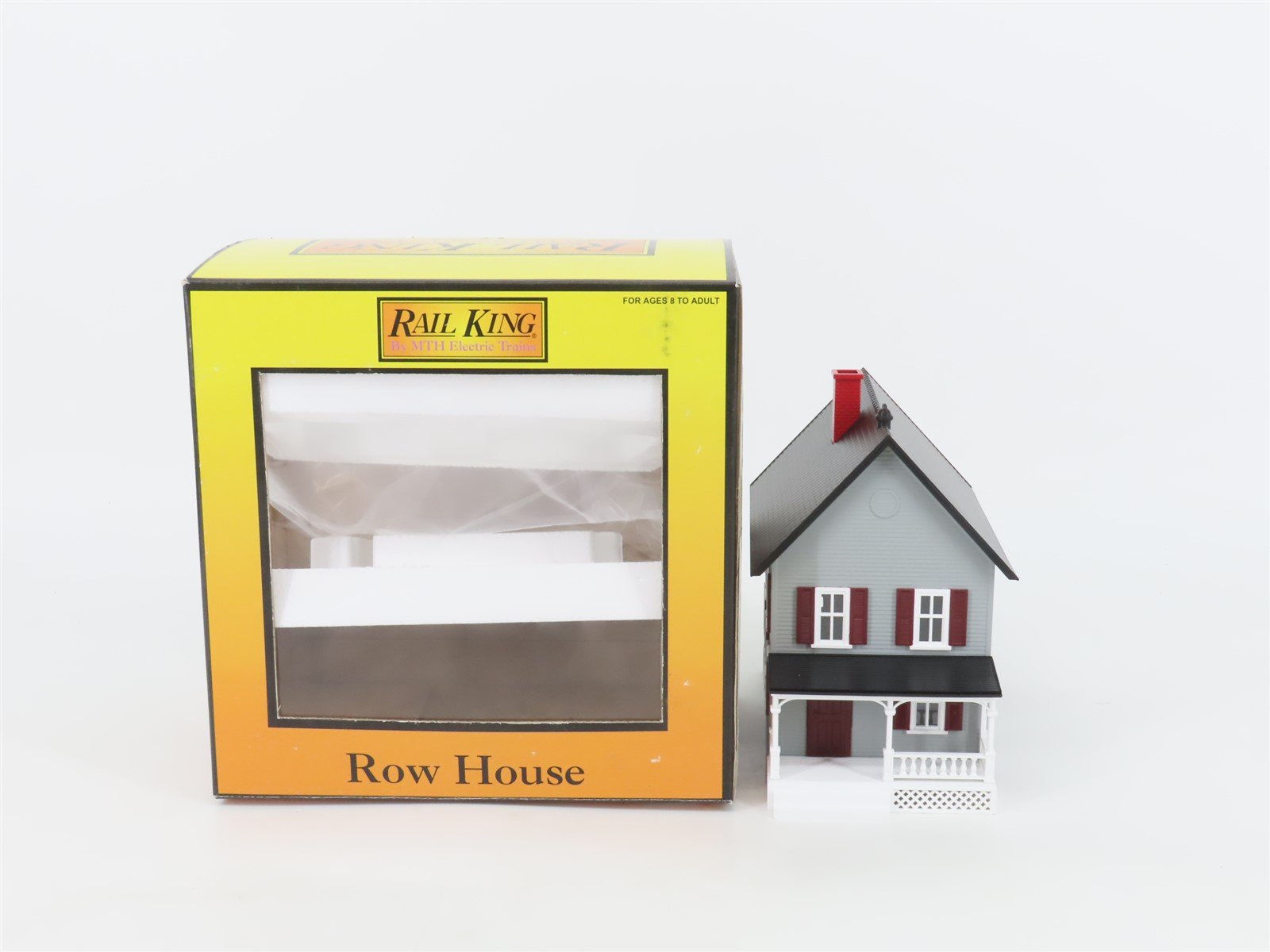 O 1/48 Scale MTH RailKing 30-9024 Row House w/ Porch - Gray w/ Red Shutters