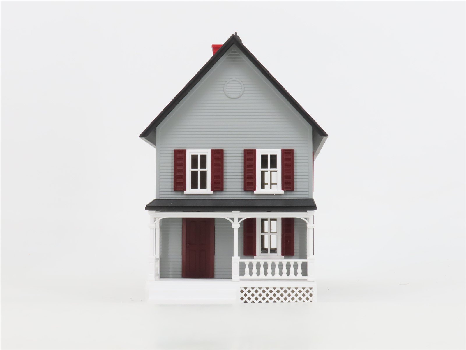 O 1/48 Scale MTH RailKing 30-9024 Row House w/ Porch - Gray w/ Red Shutters