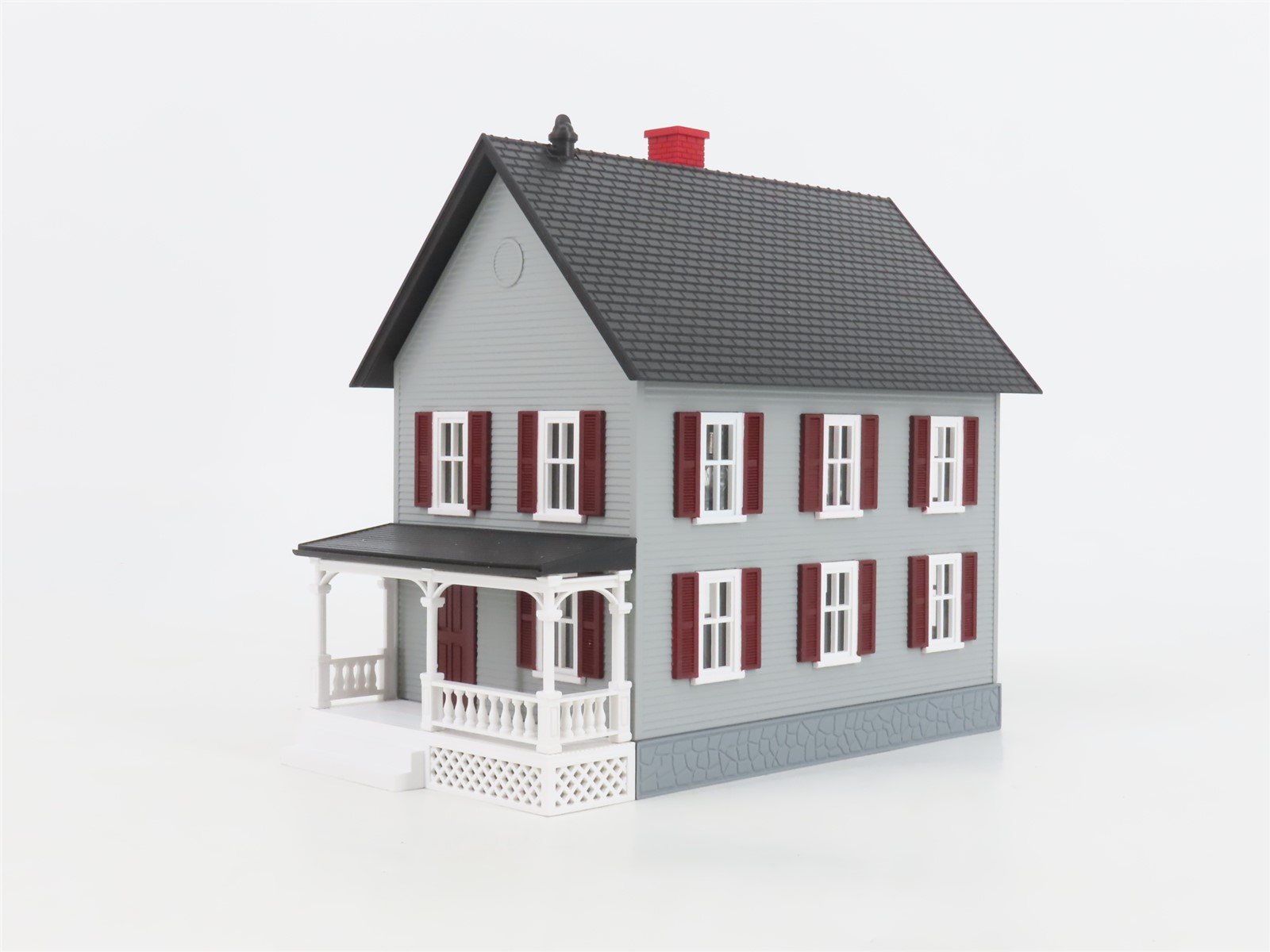 O 1/48 Scale MTH RailKing 30-9024 Row House w/ Porch - Gray w/ Red Shutters