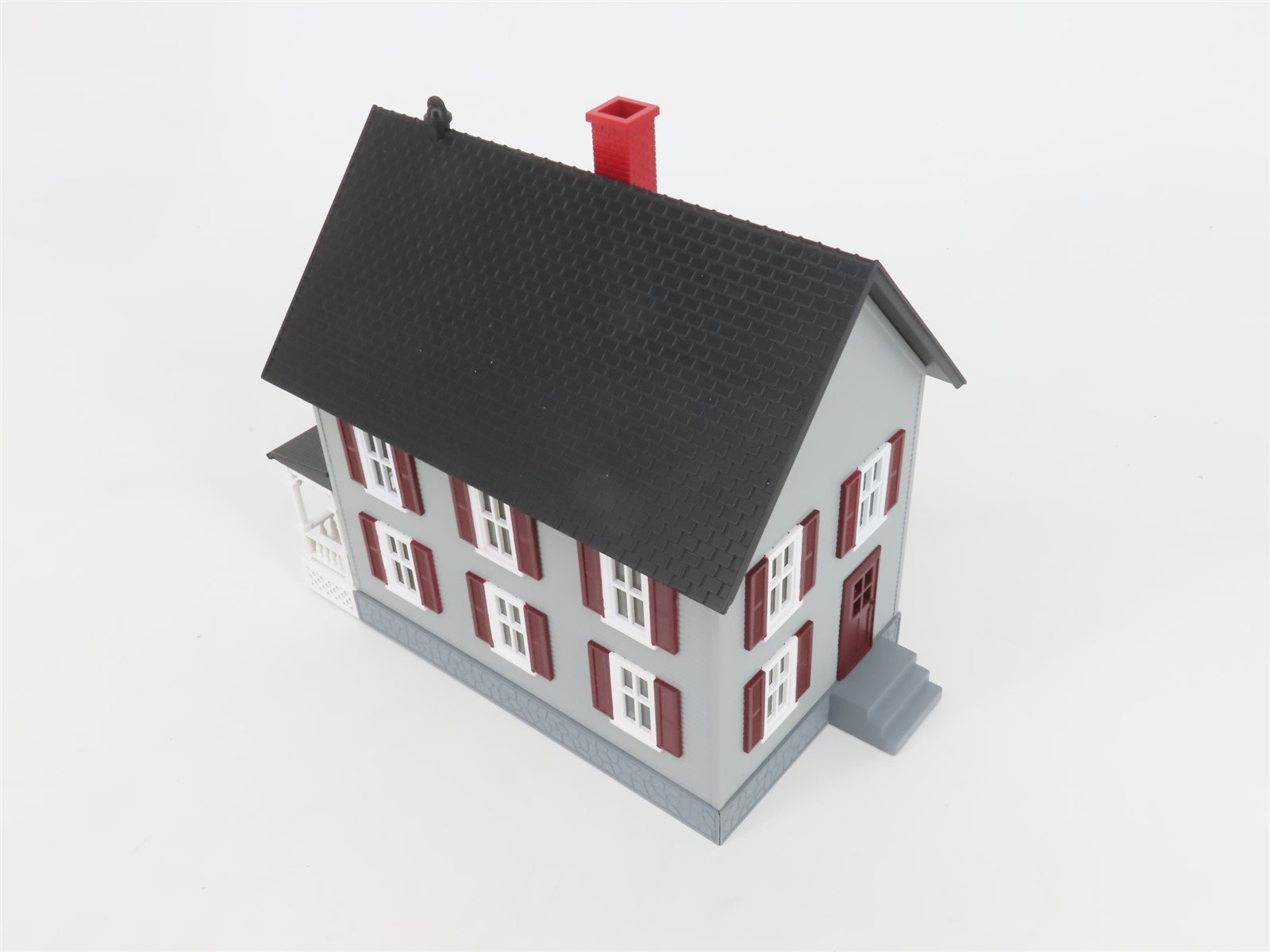 O 1/48 Scale MTH RailKing 30-9024 Row House w/ Porch - Gray w/ Red Shutters