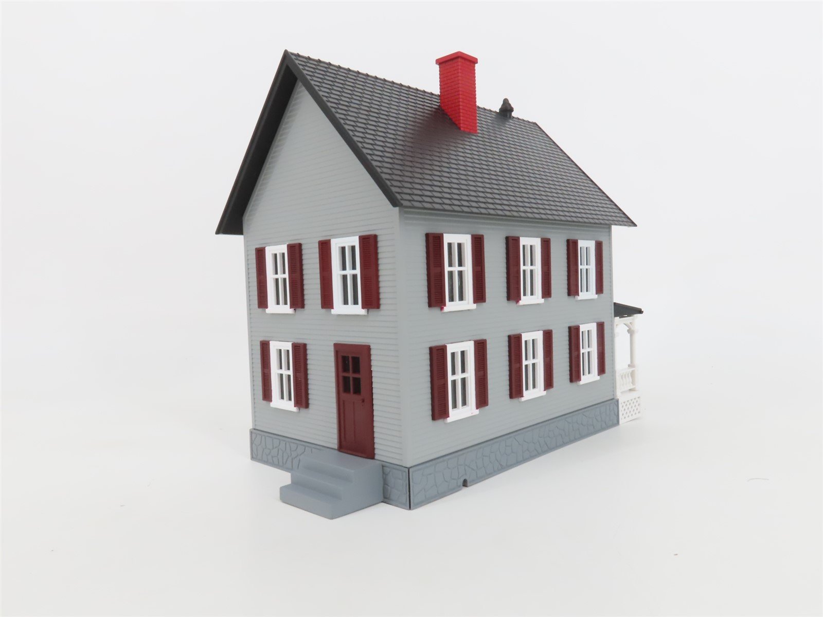 O 1/48 Scale MTH RailKing 30-9024 Row House w/ Porch - Gray w/ Red Shutters