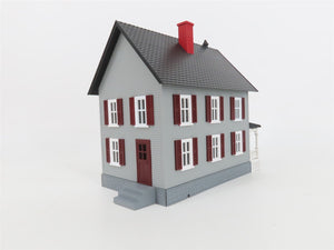 O 1/48 Scale MTH RailKing 30-9024 Row House w/ Porch - Gray w/ Red Shutters