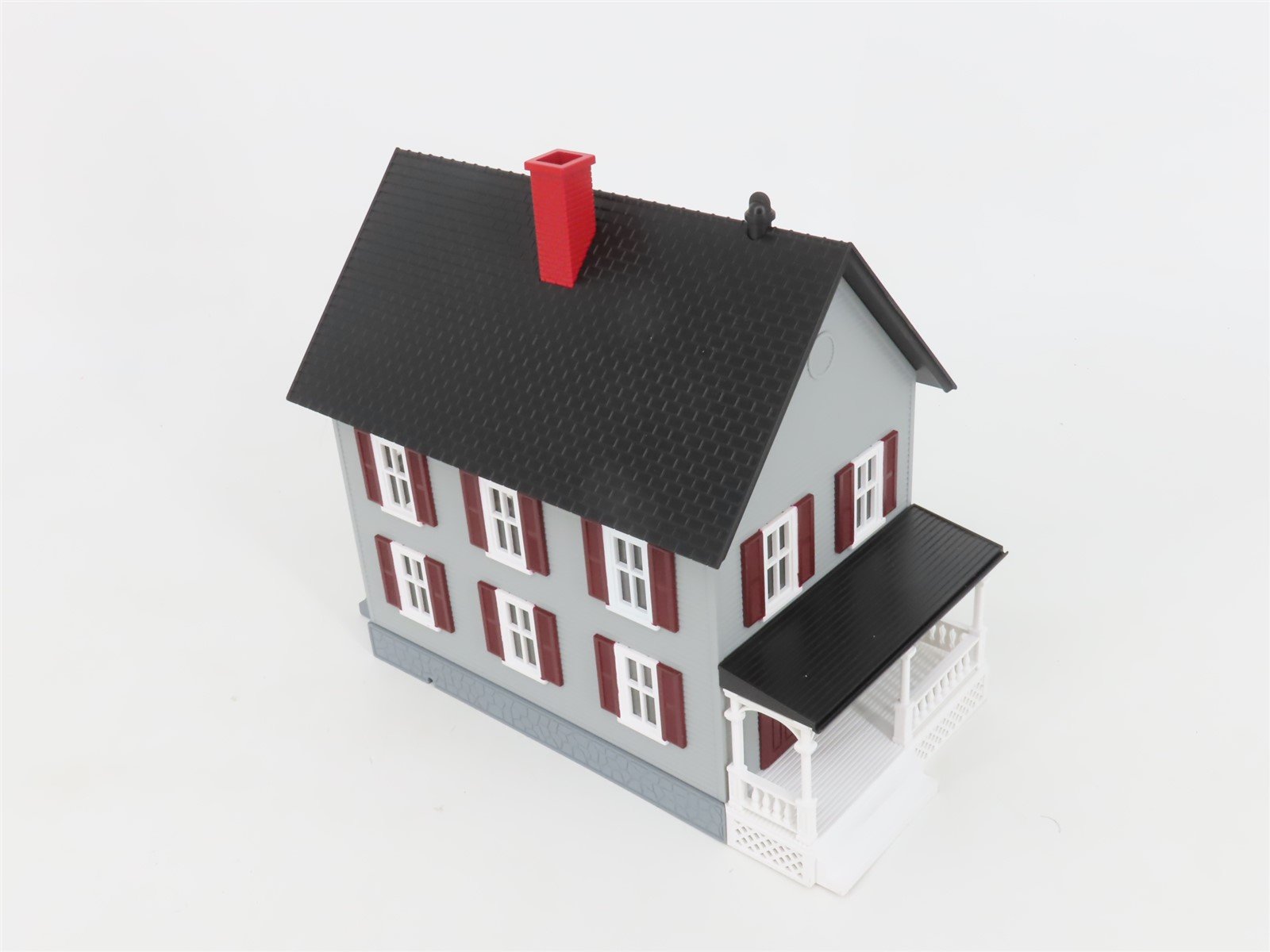 O 1/48 Scale MTH RailKing 30-9024 Row House w/ Porch - Gray w/ Red Shutters