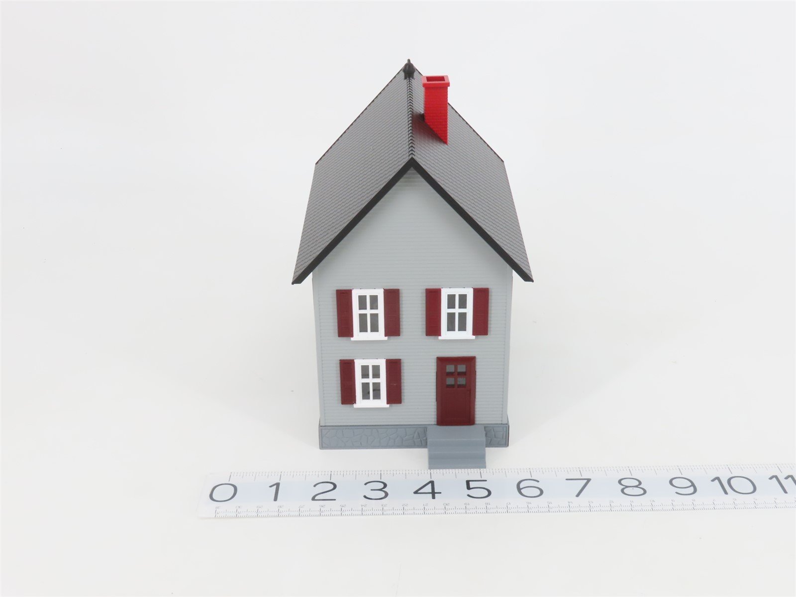 O 1/48 Scale MTH RailKing 30-9024 Row House w/ Porch - Gray w/ Red Shutters