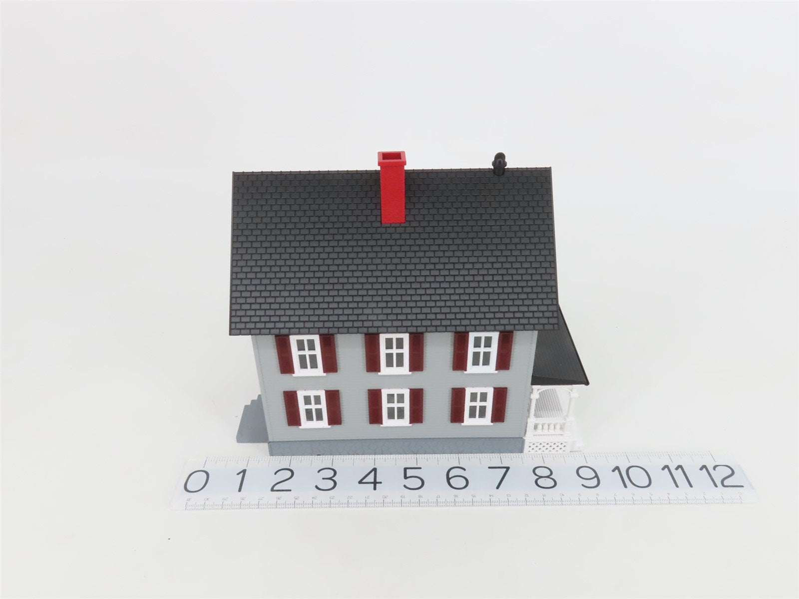 O 1/48 Scale MTH RailKing 30-9024 Row House w/ Porch - Gray w/ Red Shutters