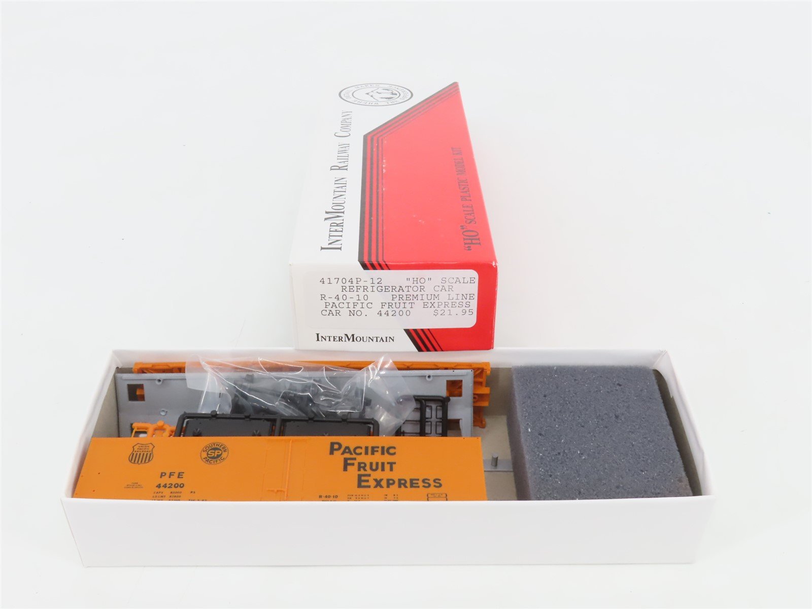 HO InterMountain Kit 41704P-12 UP SP PFE Pacific Fruit Express Reefer #44200