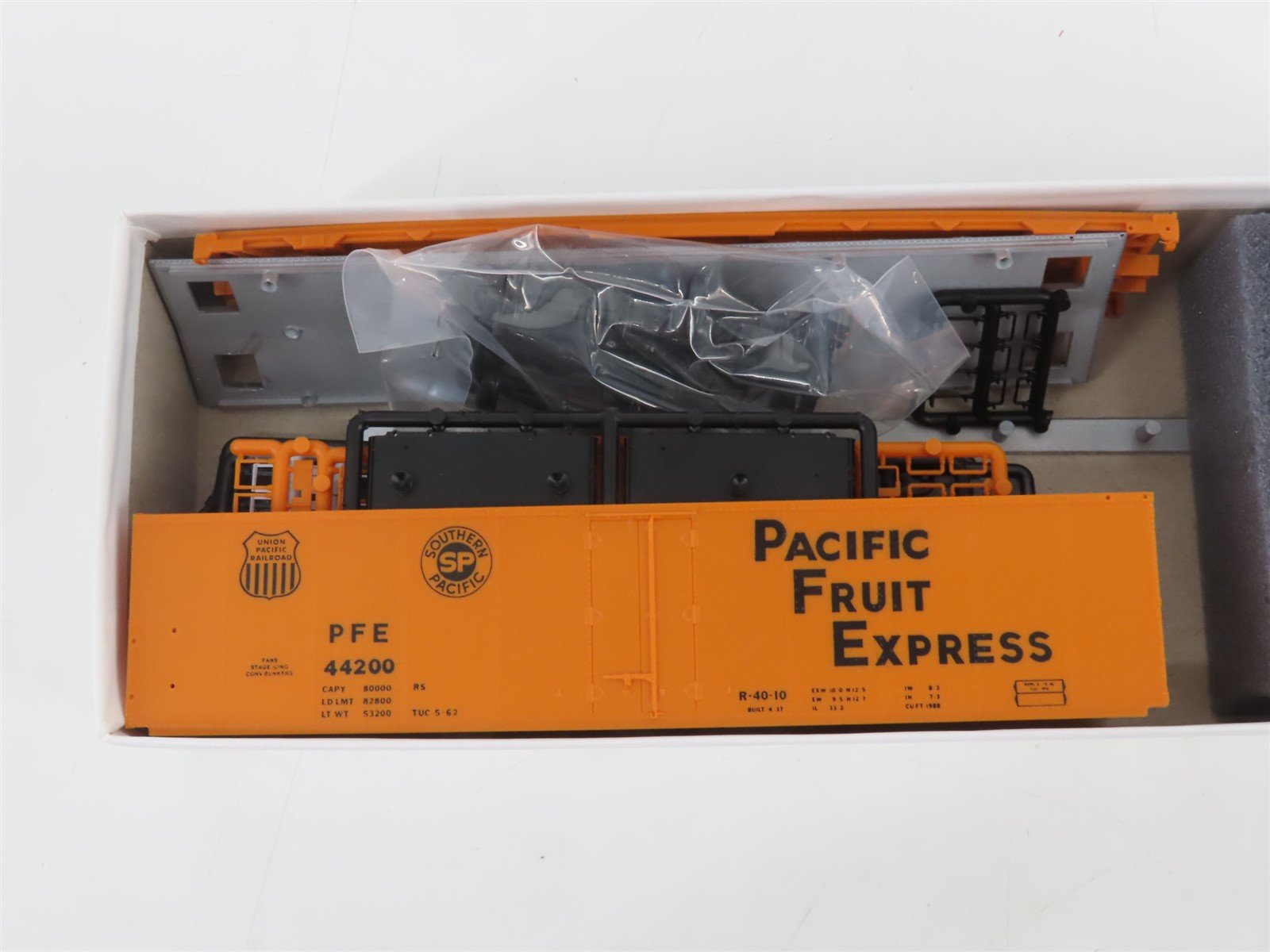 HO InterMountain Kit 41704P-12 UP SP PFE Pacific Fruit Express Reefer #44200