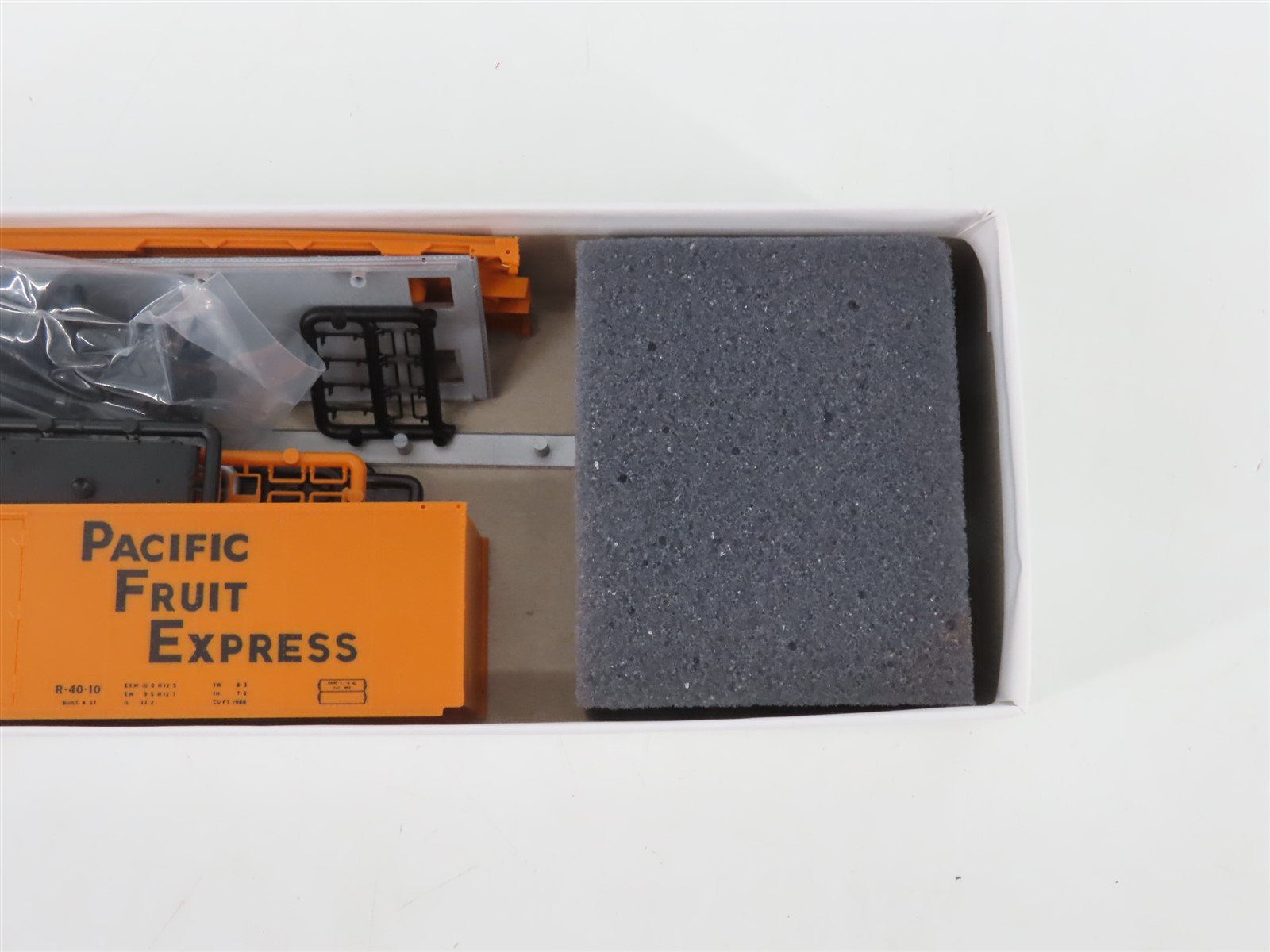 HO InterMountain Kit 41704P-12 UP SP PFE Pacific Fruit Express Reefer #44200