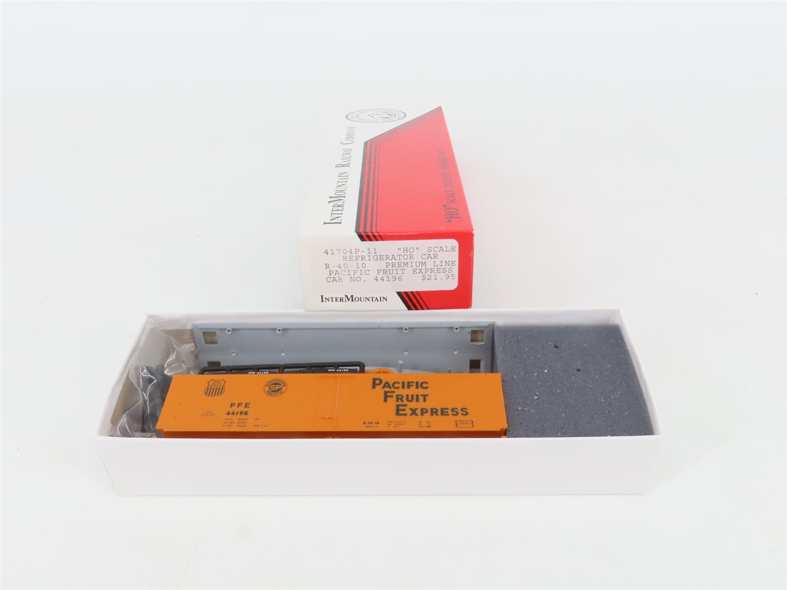 HO InterMountain Kit 41704P-11 UP SP PFE Pacific Fruit Express Reefer #44196