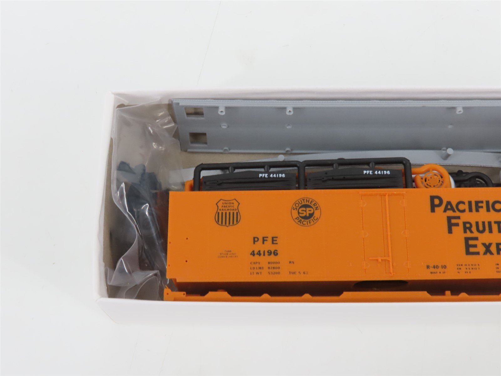 HO InterMountain Kit 41704P-11 UP SP PFE Pacific Fruit Express Reefer #44196