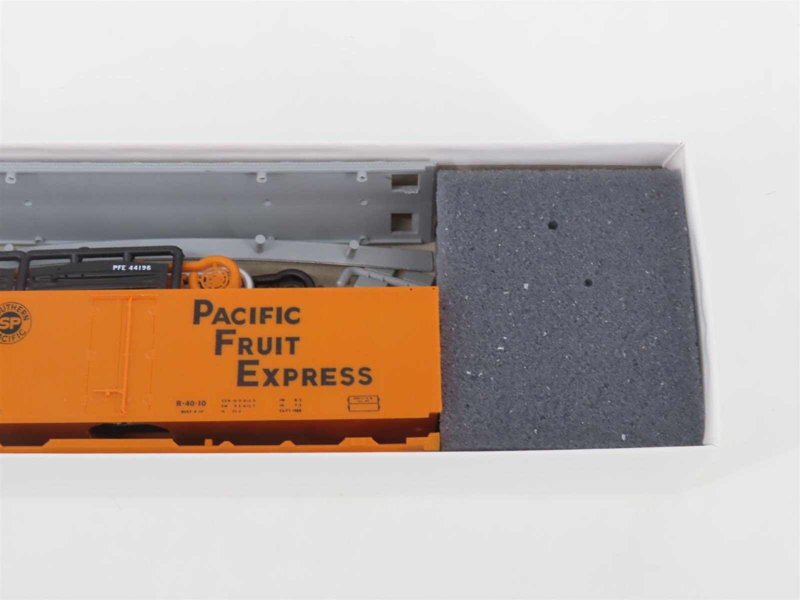 HO InterMountain Kit 41704P-11 UP SP PFE Pacific Fruit Express Reefer #44196