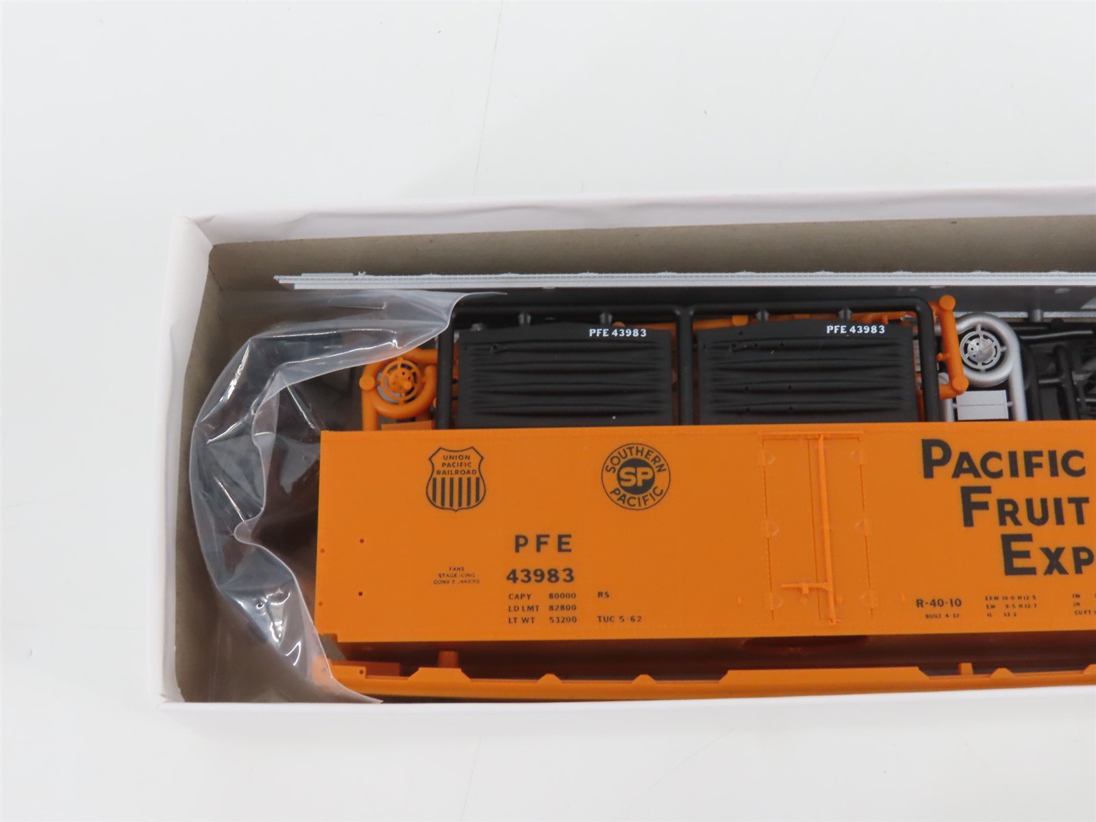 HO InterMountain Kit 41704P-06 UP SP PFE Pacific Fruit Express Reefer #43983