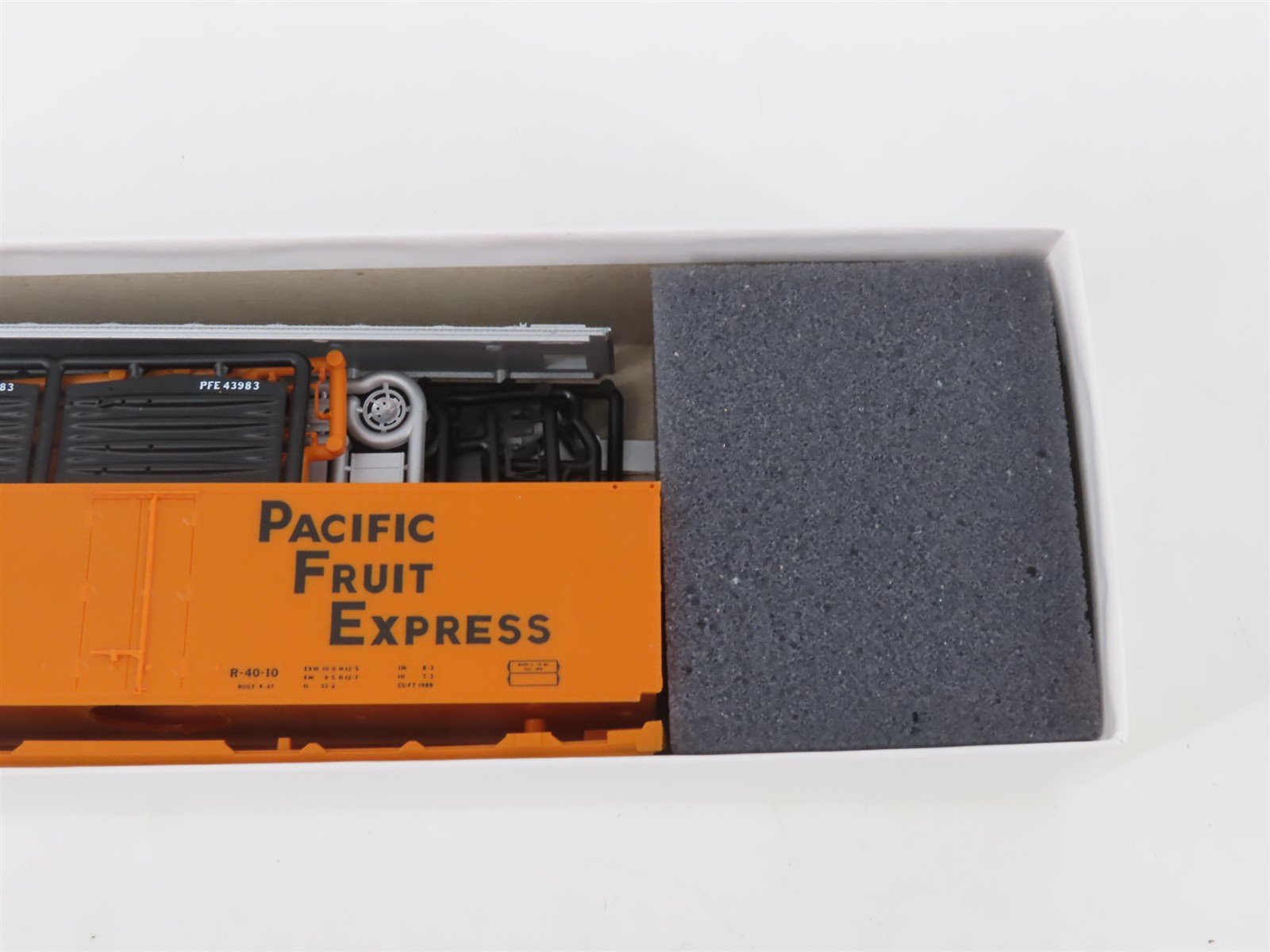 HO InterMountain Kit 41704P-06 UP SP PFE Pacific Fruit Express Reefer #43983