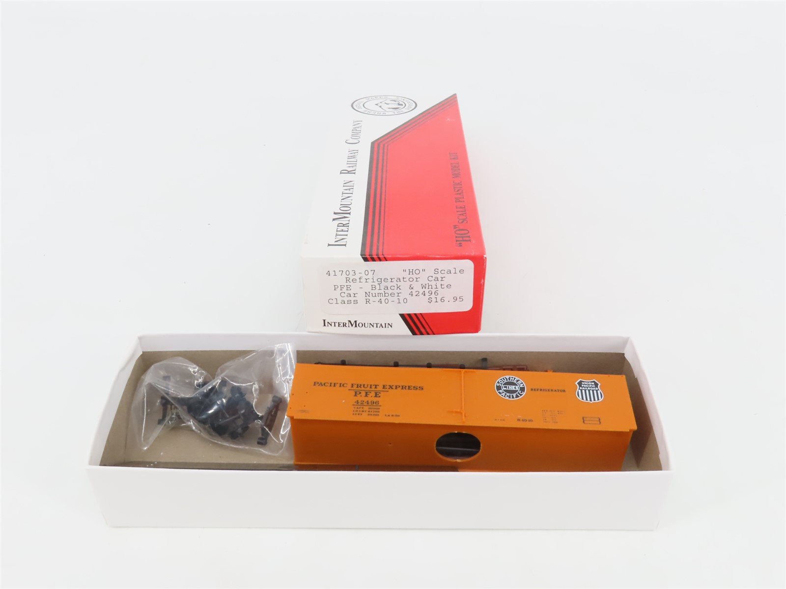 HO InterMountain Kit 41703-07 UP SP PFE Pacific Fruit Express Reefer #42496