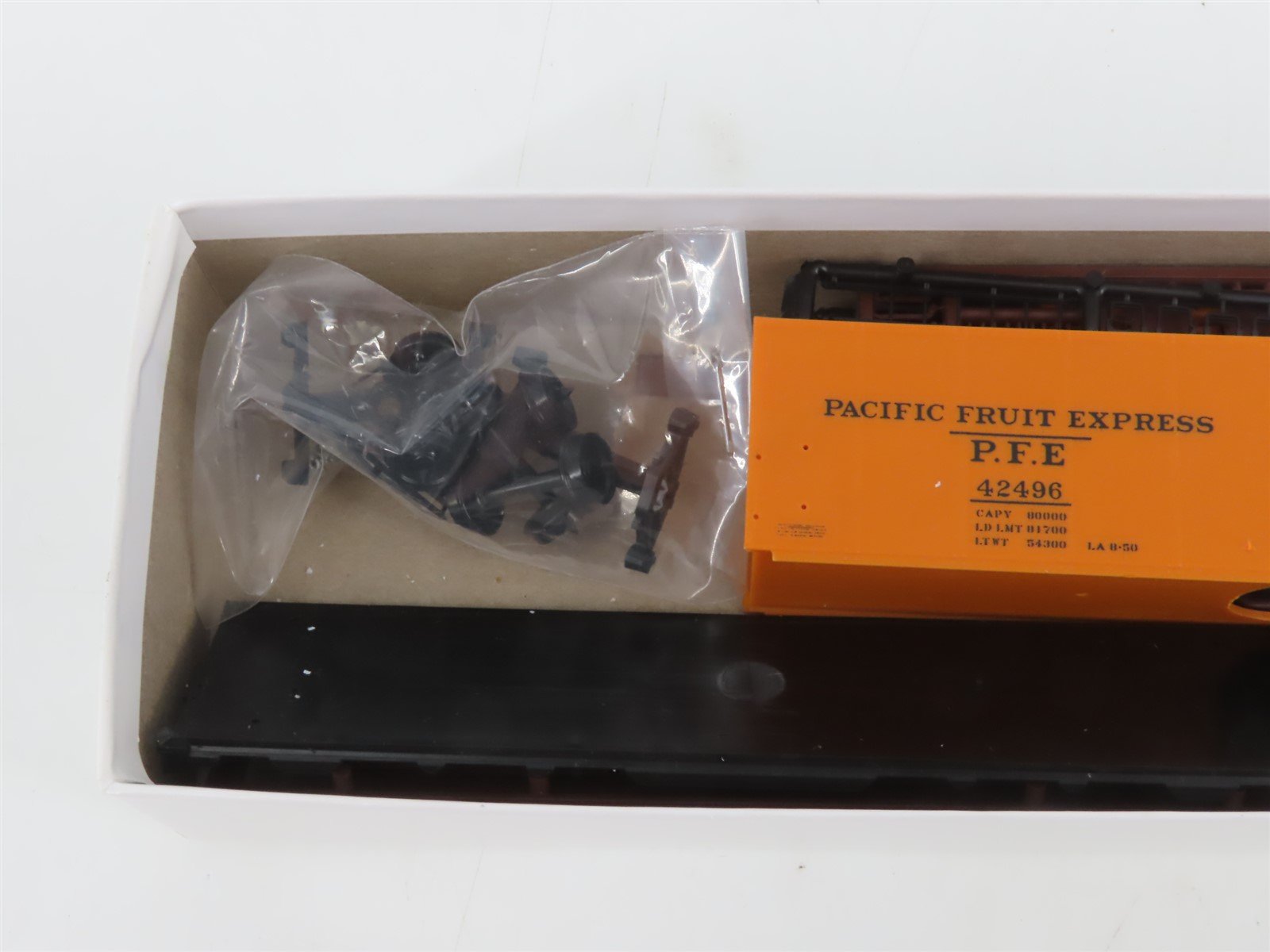 HO InterMountain Kit 41703-07 UP SP PFE Pacific Fruit Express Reefer #42496